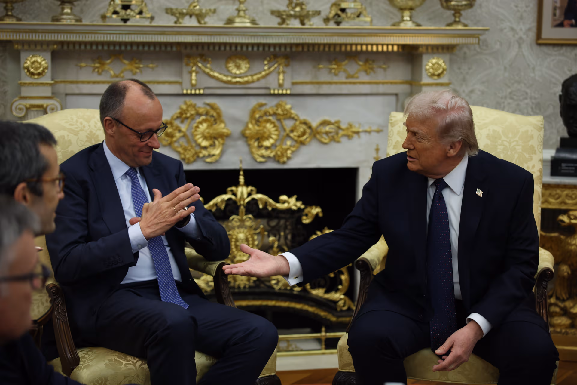 Schenkelklopfer im Oval Office: Kanzler Friedrich Merz und US-Präsident Donald Trump verstehen sich vor laufenden Kameras prächtig