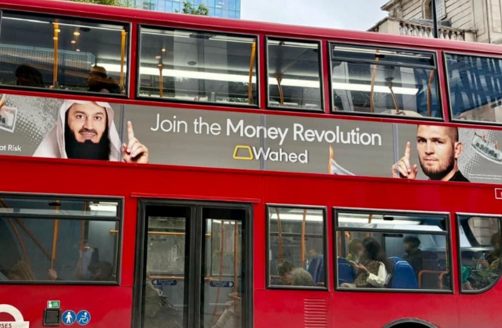An Londons Bussen hängt jetzt Werbung mit ISIS-Fingern – während Junk-Food-Werbung verboten ist