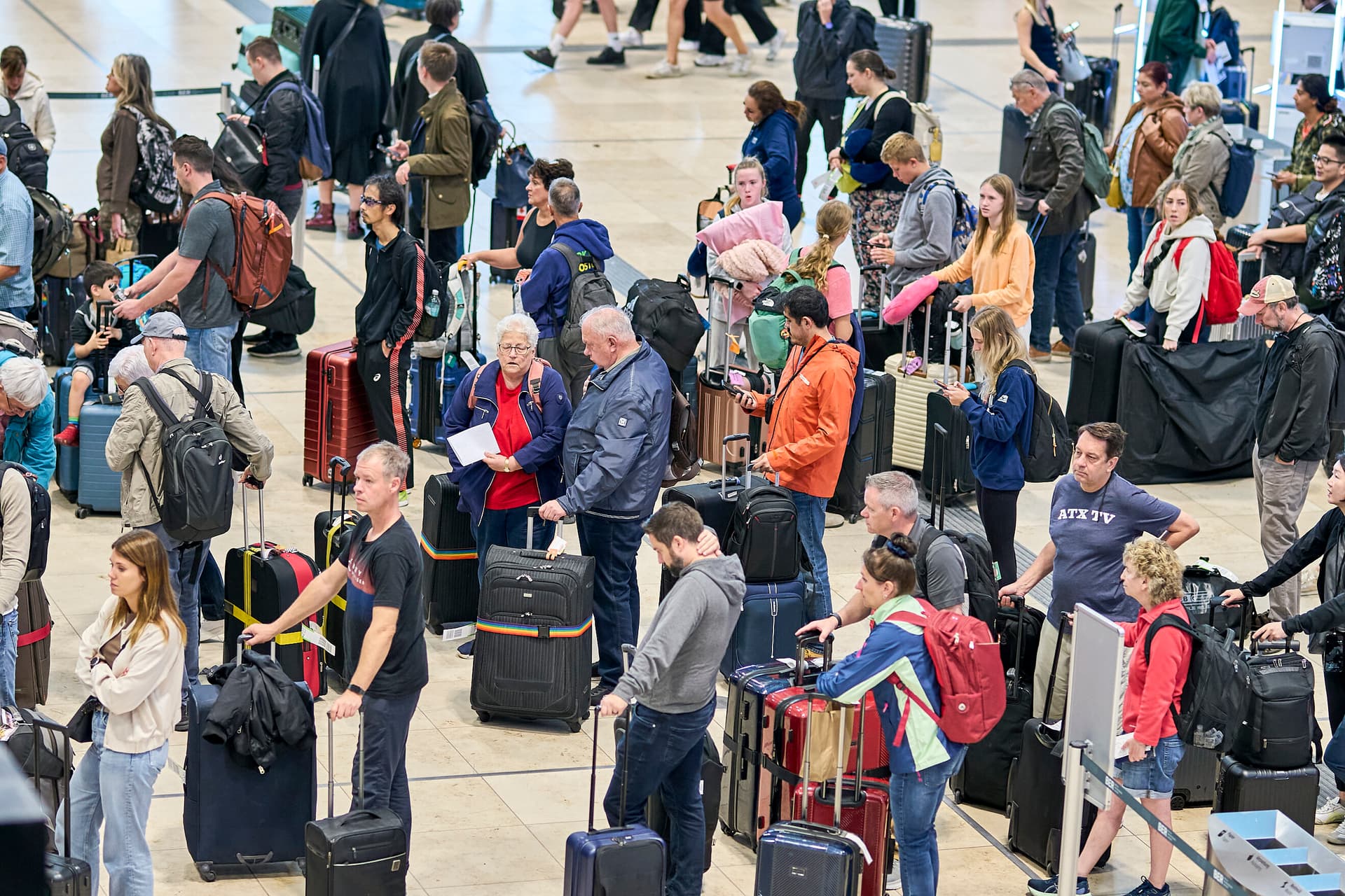 Cyberangriff legt Check-in lahm: Chaos und Warteschlangen am Flughafen BER