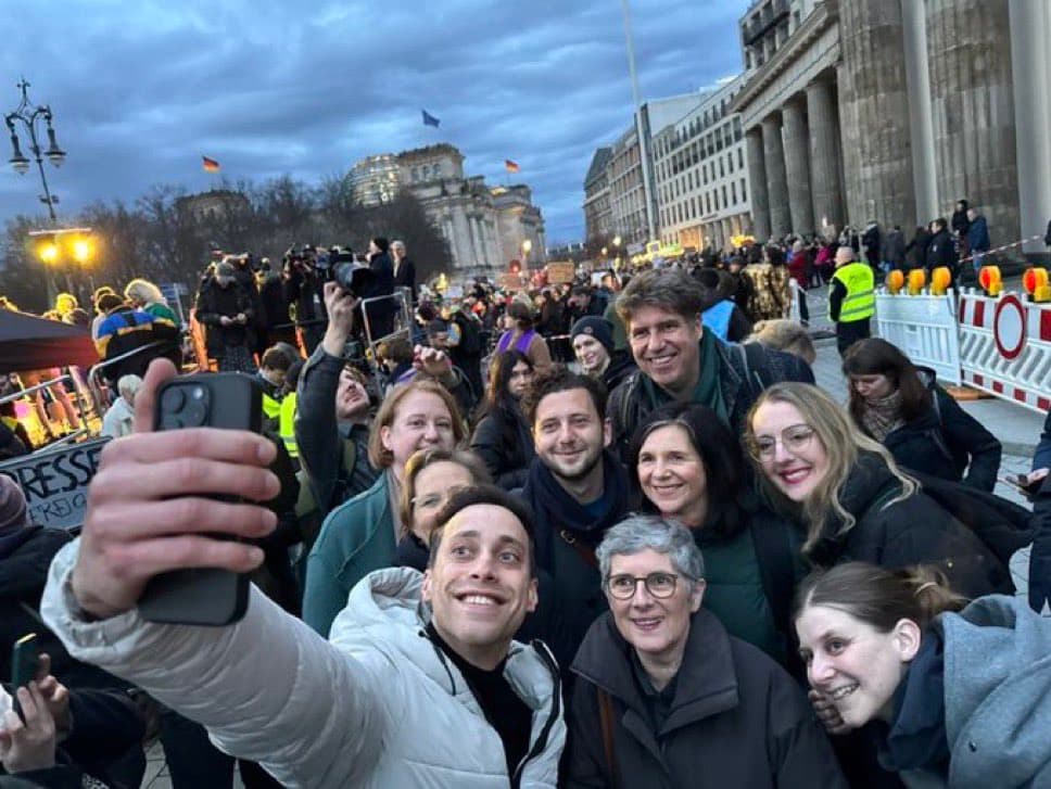 Lach-Selfies kurz nach Aschaffenburg: Der Laschet-Moment der Grünen Partei
