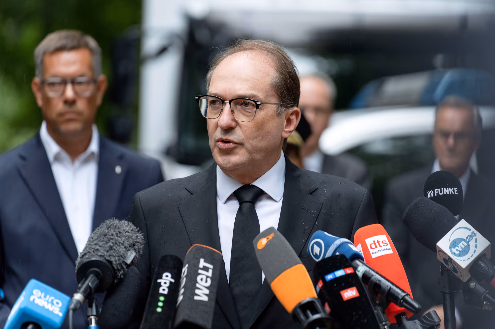 Dobrindt fordert Präventivhaft und Fußfesseln für Gefährder