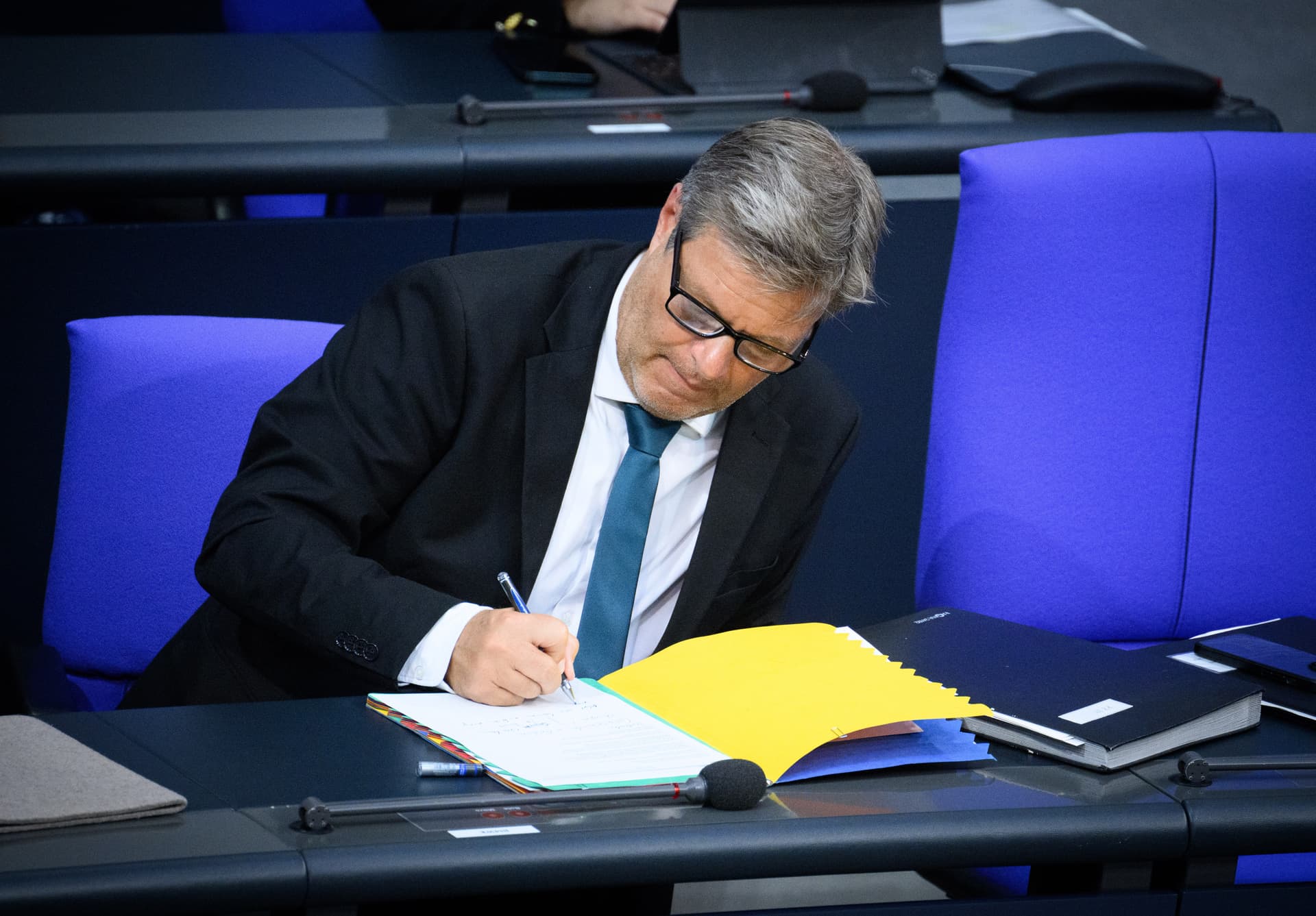 Hunderte Anzeigen: 16 Arbeitstage seiner Amtszeit verbrachte Habeck nur mit Strafanträgen