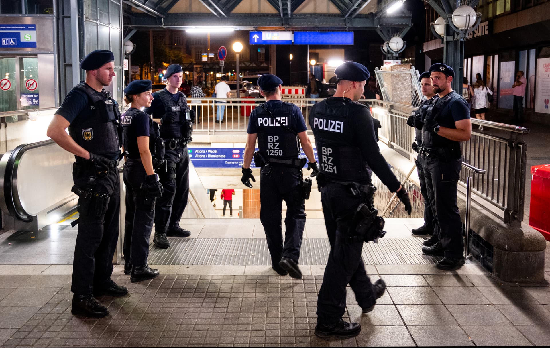 Mit Schildern gegen Messer-Gewalt: Hamburg verbietet Waffen in Bussen und Bahnen