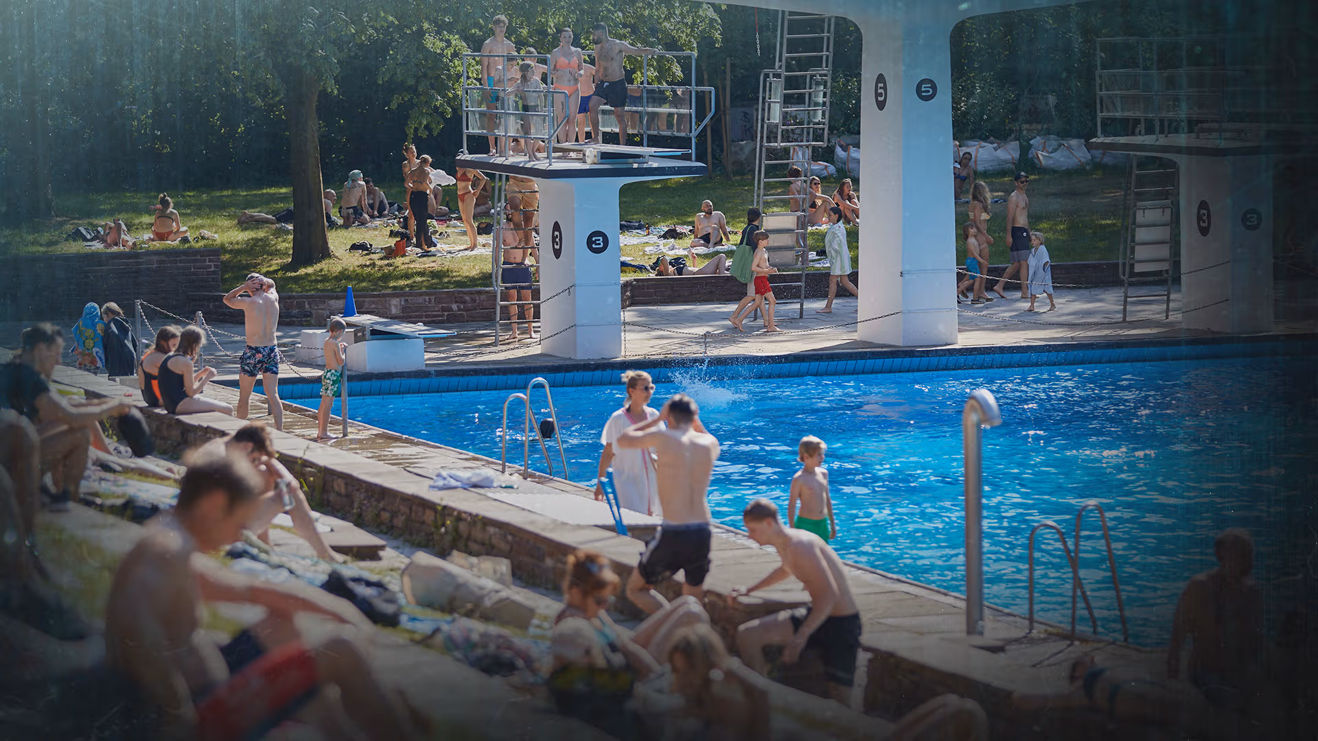 Zwei Mädchen in Freibad sexuell belästigt: Staatenloser Täter wieder frei