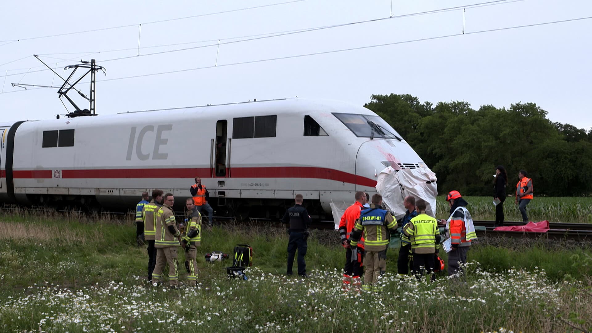 Tragödie am Bahnübergang: ICE erfasst Radfahrer – tot!