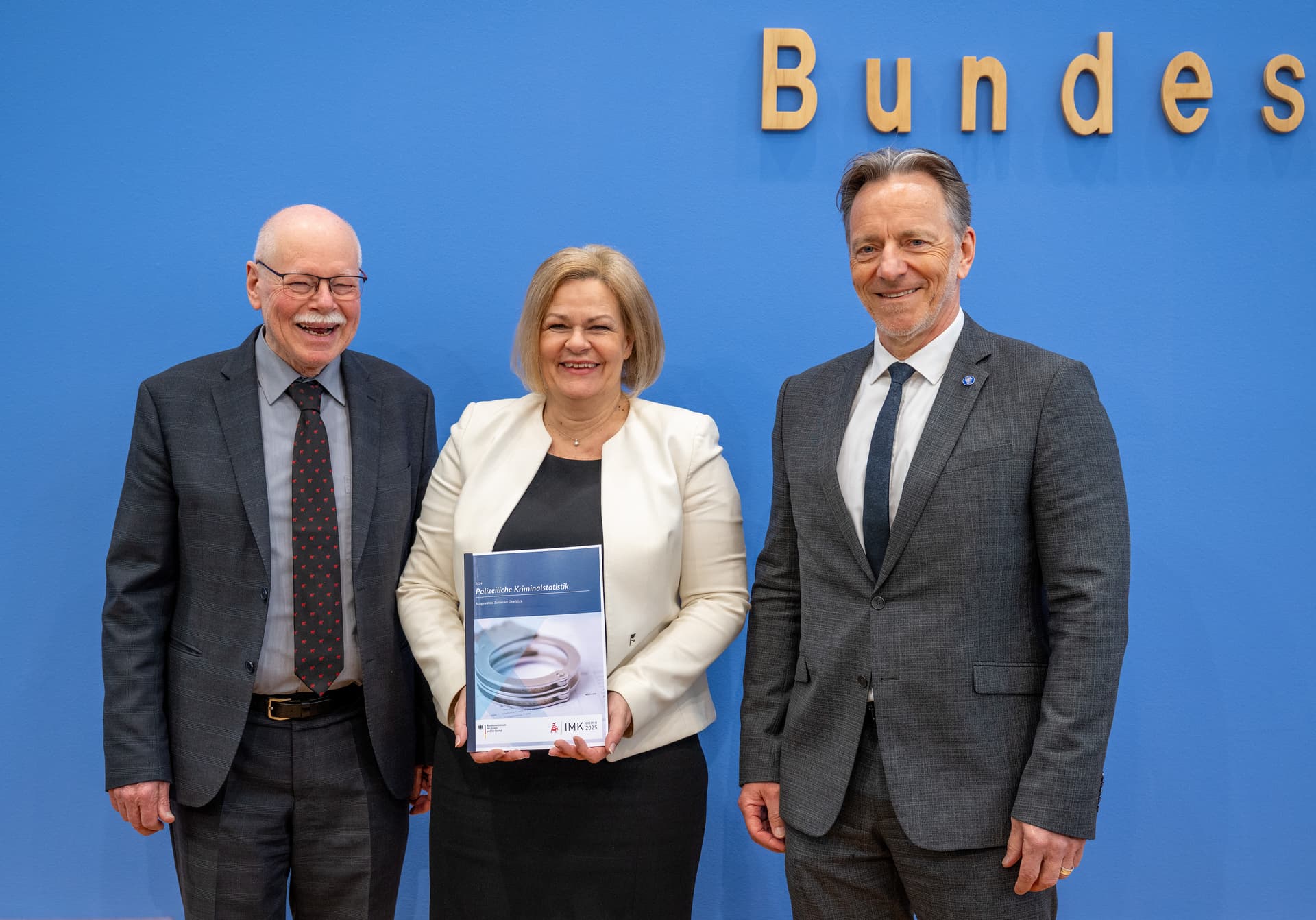 Dramatische Zahlen in der Kriminalstatistik 2024: Lachend stellt Nancy Faeser das blutige Buch der Vergewaltigungen und Messerangriffe vor