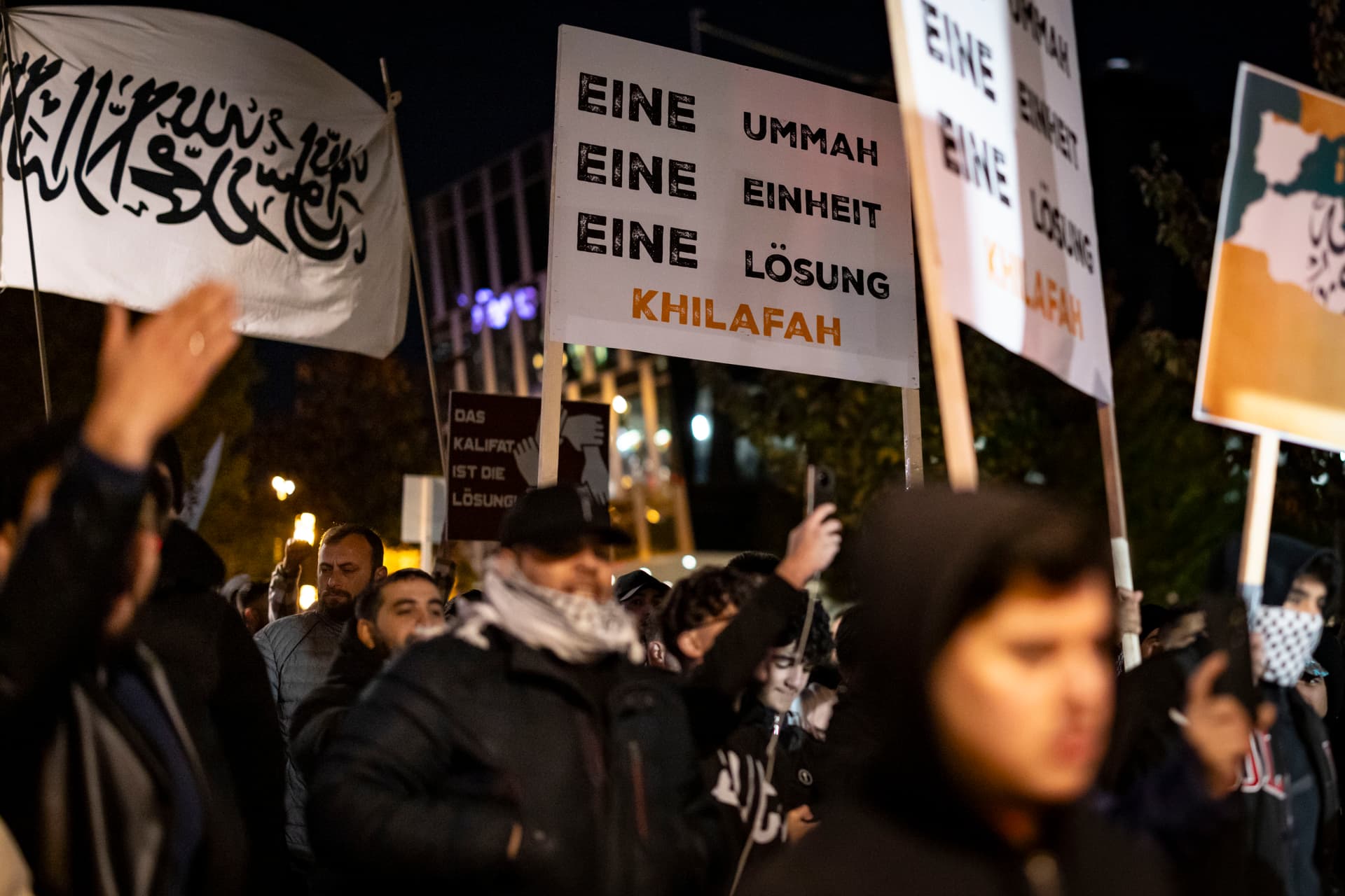 ISIS-Flaggen und Allahu Akbar: Islamisten marschieren ungestört durch deutsche Städte!