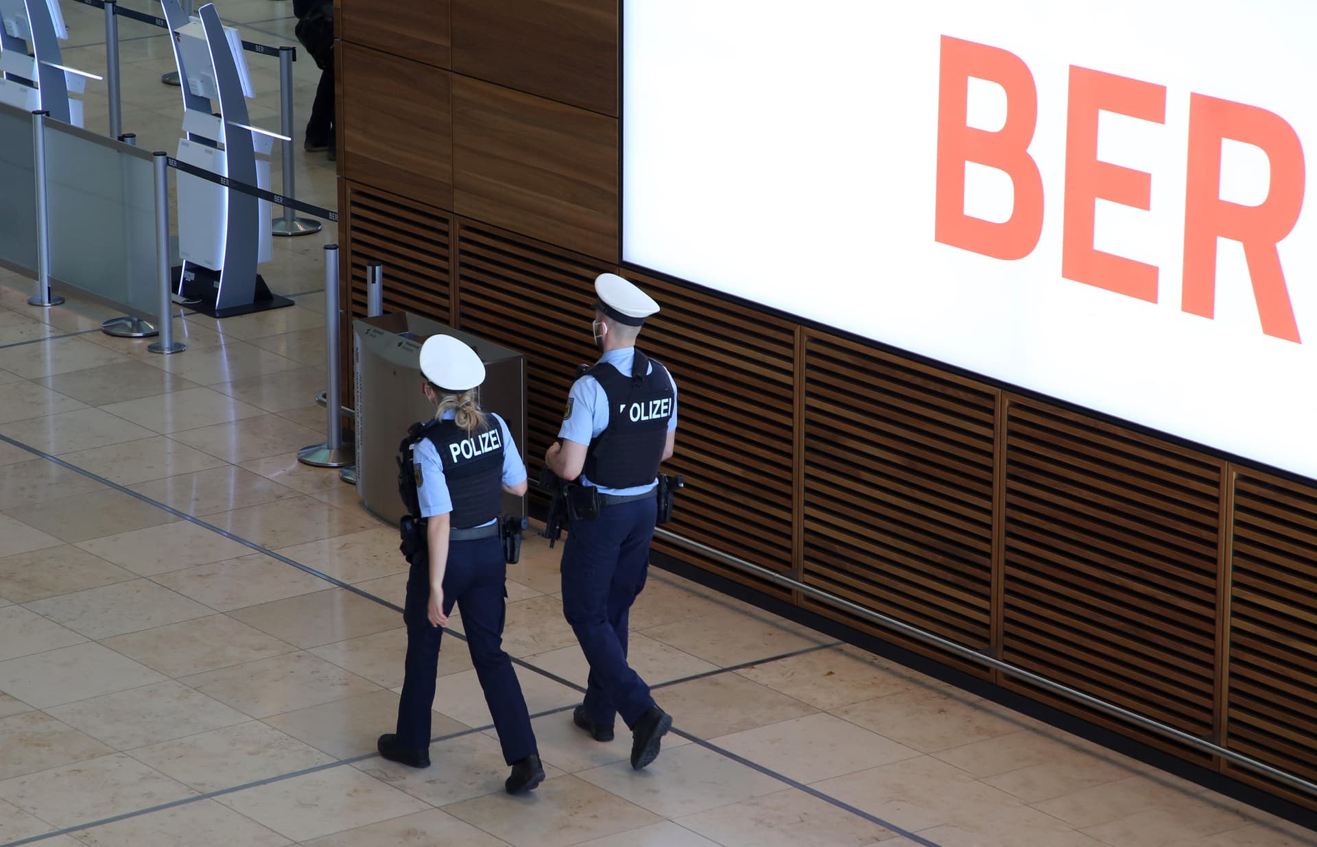 „Der Mann blutete stark aus dem Mund“: Sanitäter soll 33-jährigen Patienten am Flughafen getreten haben