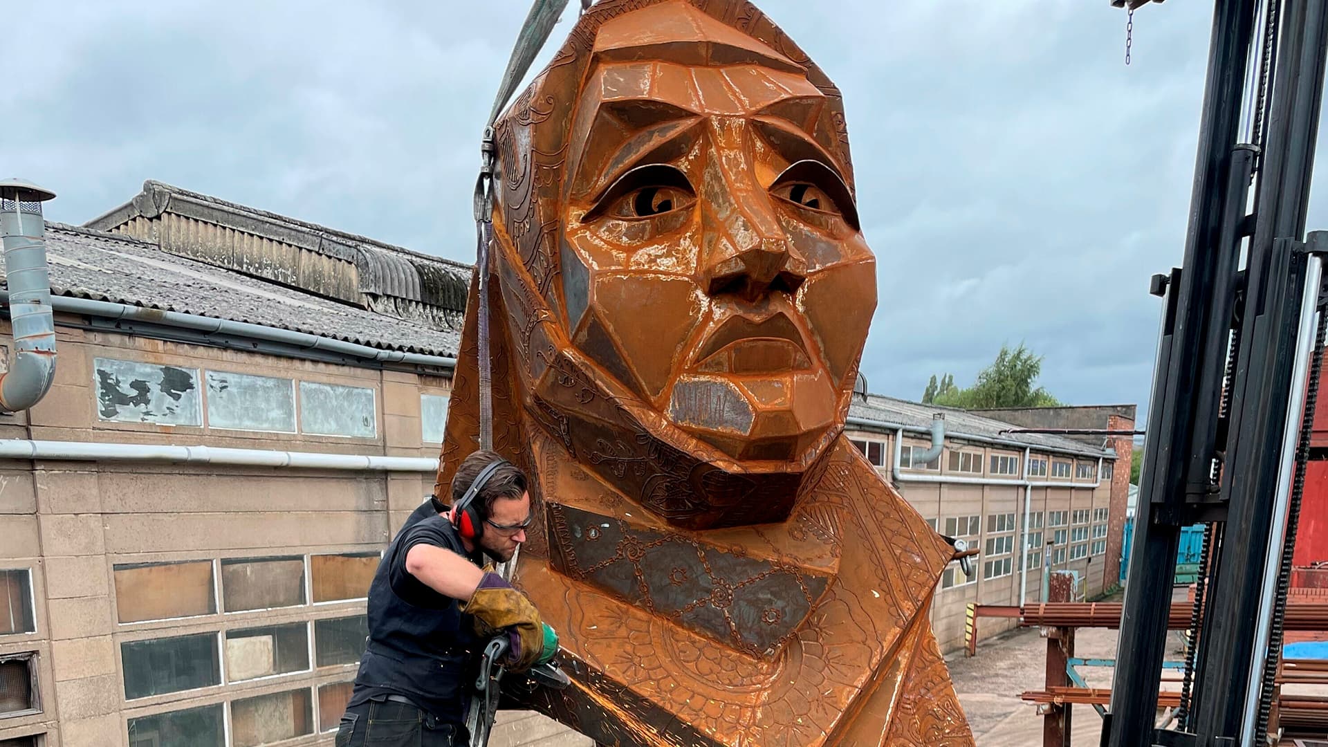 „Kraft des Hijabs“: Kopftuch-Statue in England errichtet