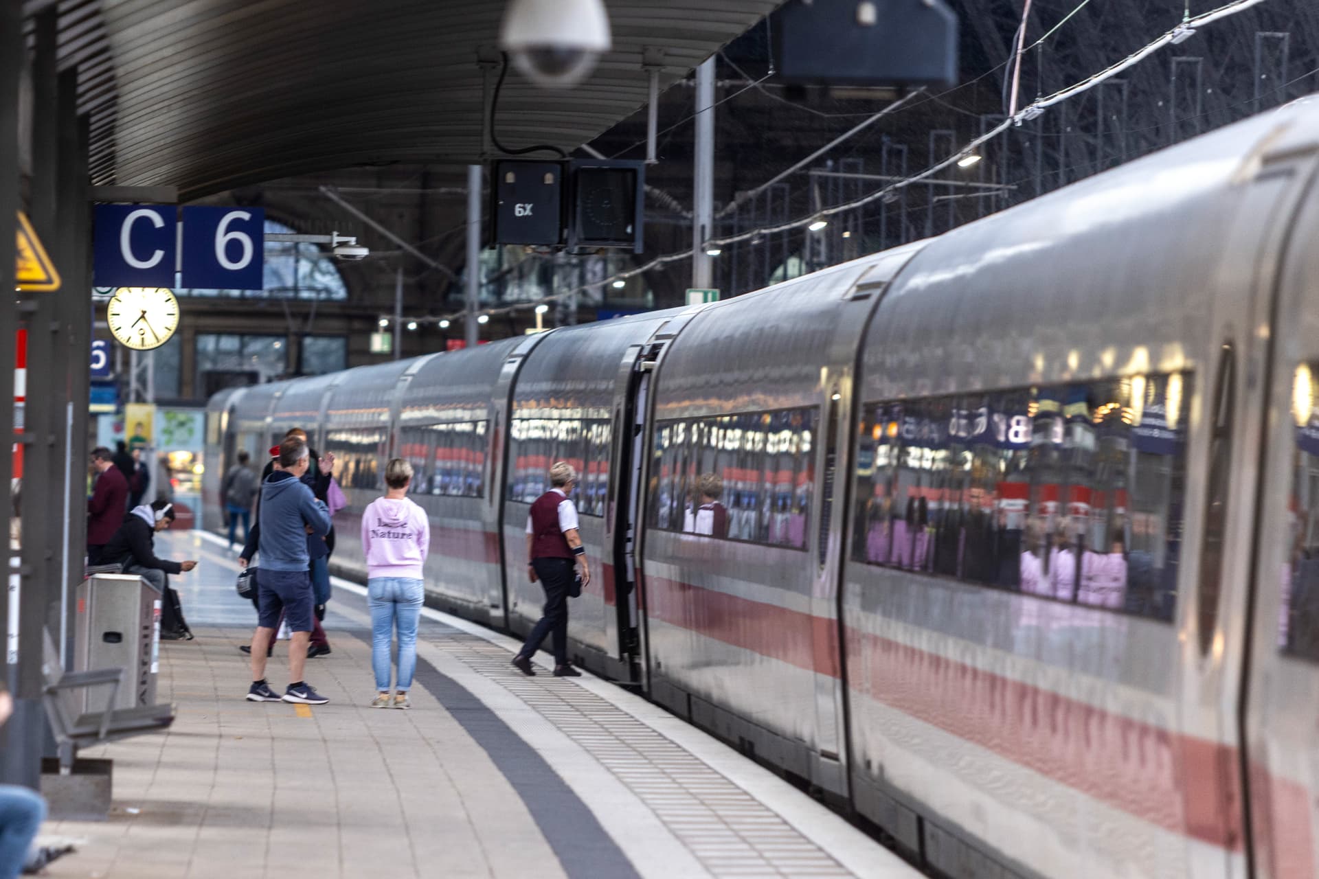 Frühestens Ende 2024 mehr Pünktlichkeit: Bittere Pille für Bahn-Kunden