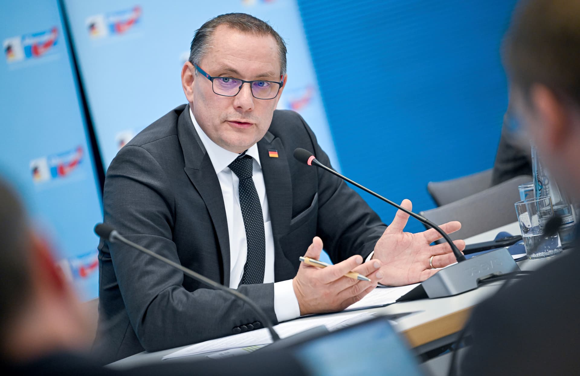 Einstichstelle und Blutfleck als Beweis: AfD-Chef Chrupalla spricht von „Anschlag“
