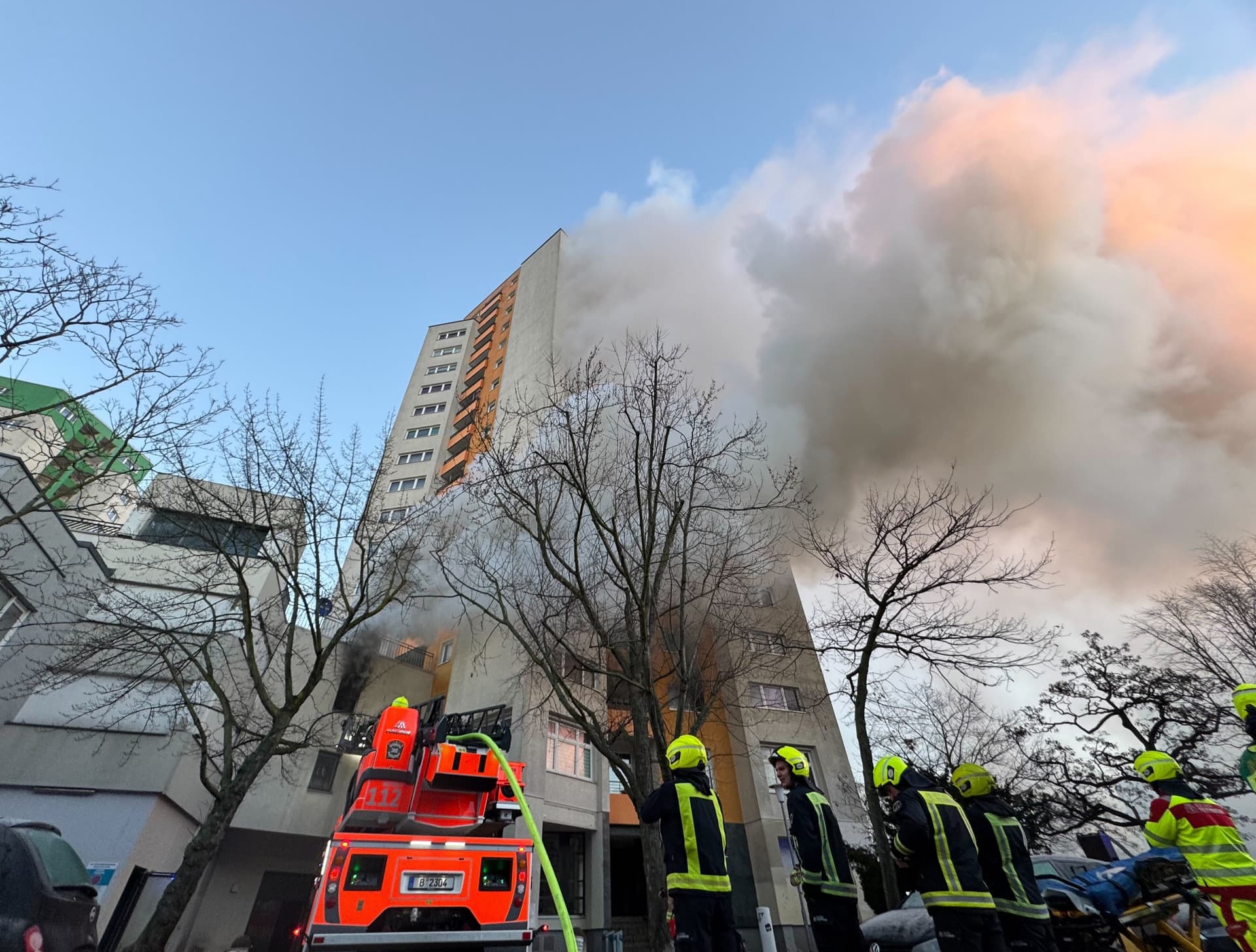 100 Einsatzkräfte vor Ort, mehrere Verletzte: In Berlin brennt ein Hochhaus