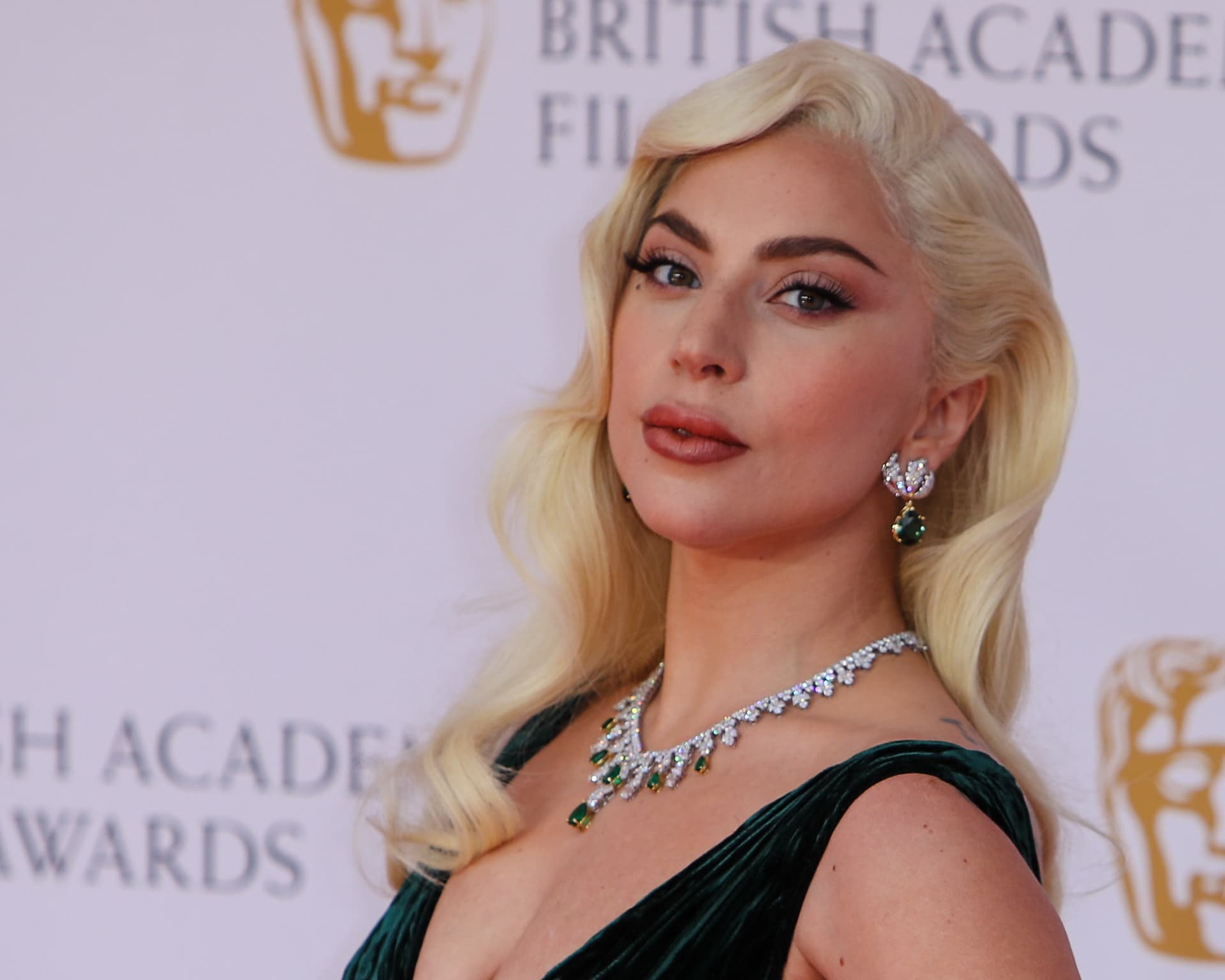 Gänsehautmoment vor Hotel in Paris: Lady Gaga singt Welt-Hit mit ihren Fans