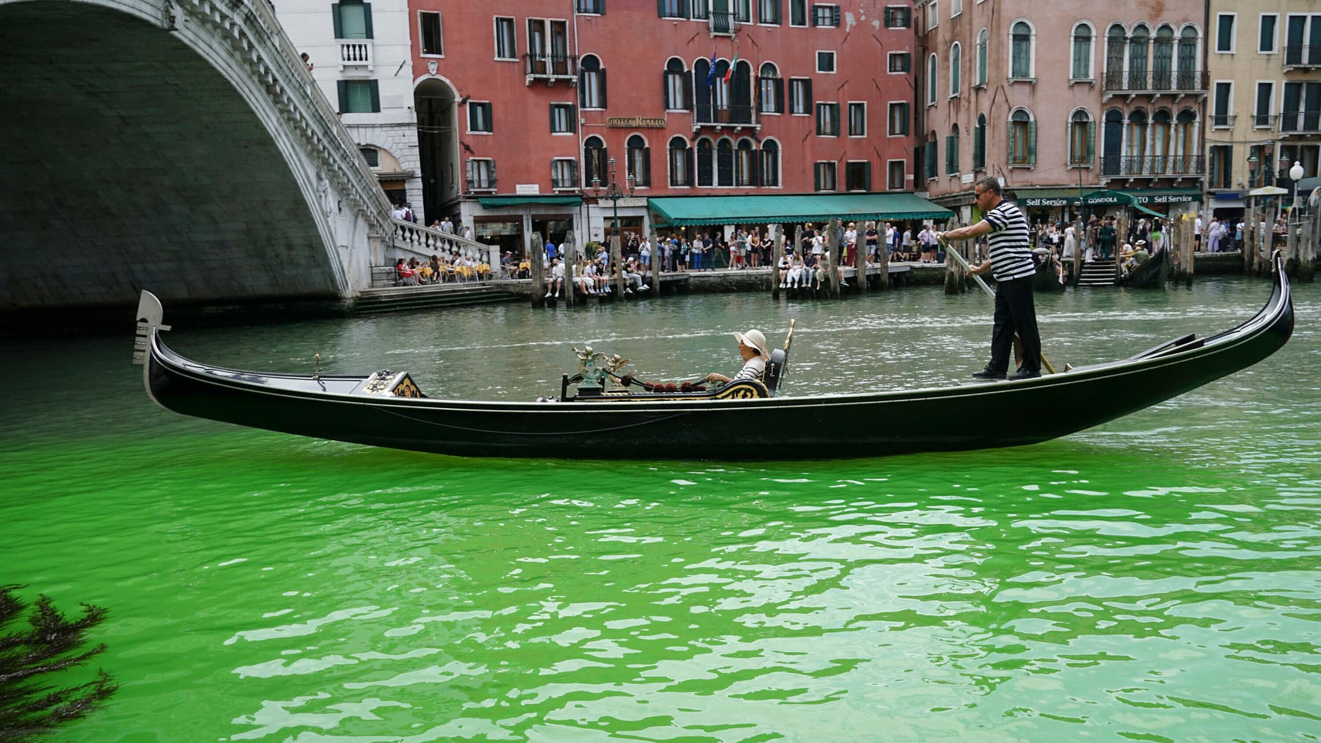 Das mysteriöse grüne Leuchten im Canal Grande in Venedig