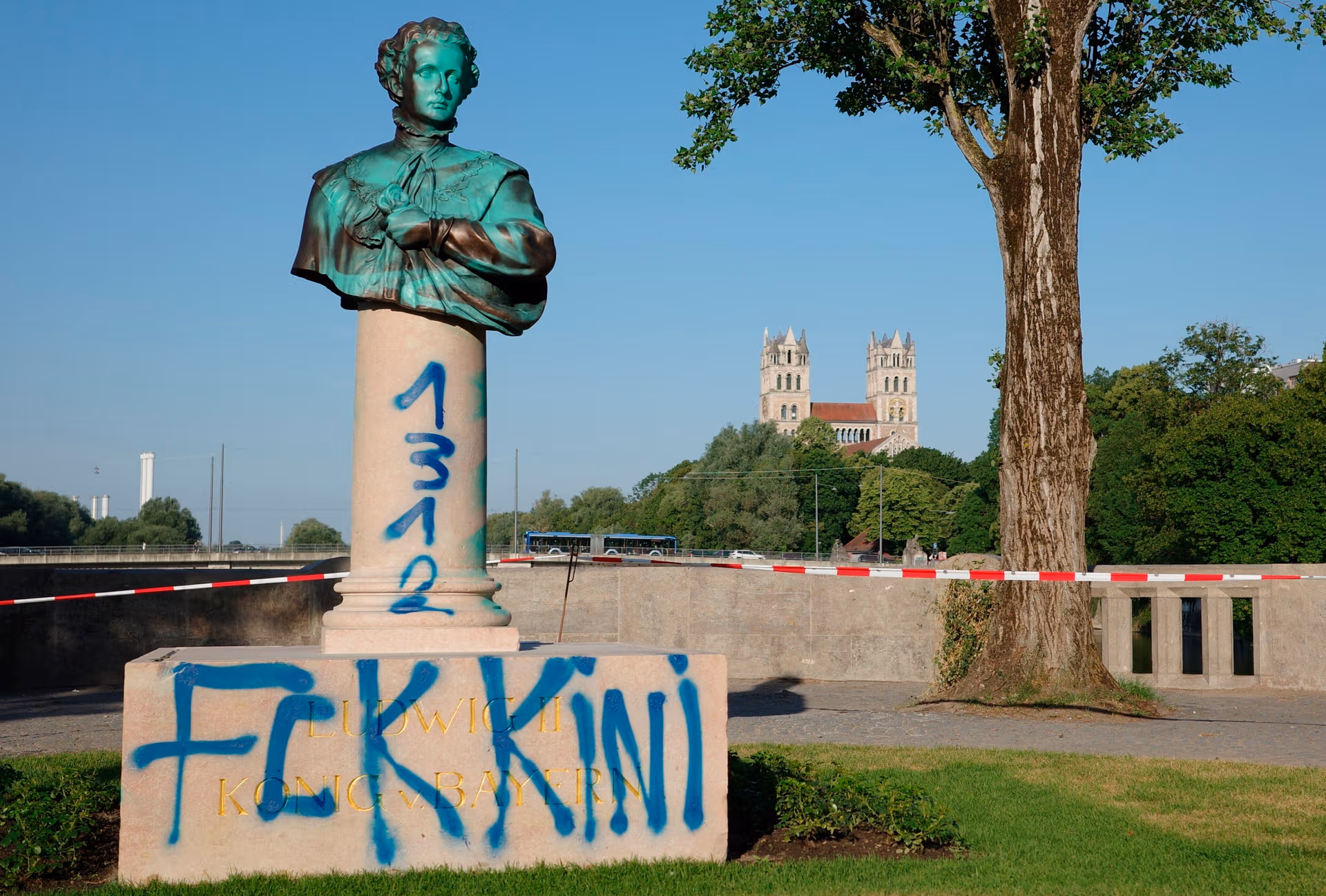 Vor einer Woche wurde es fertig: Unbekannte beschmieren Ludwig-II.-Denkmal