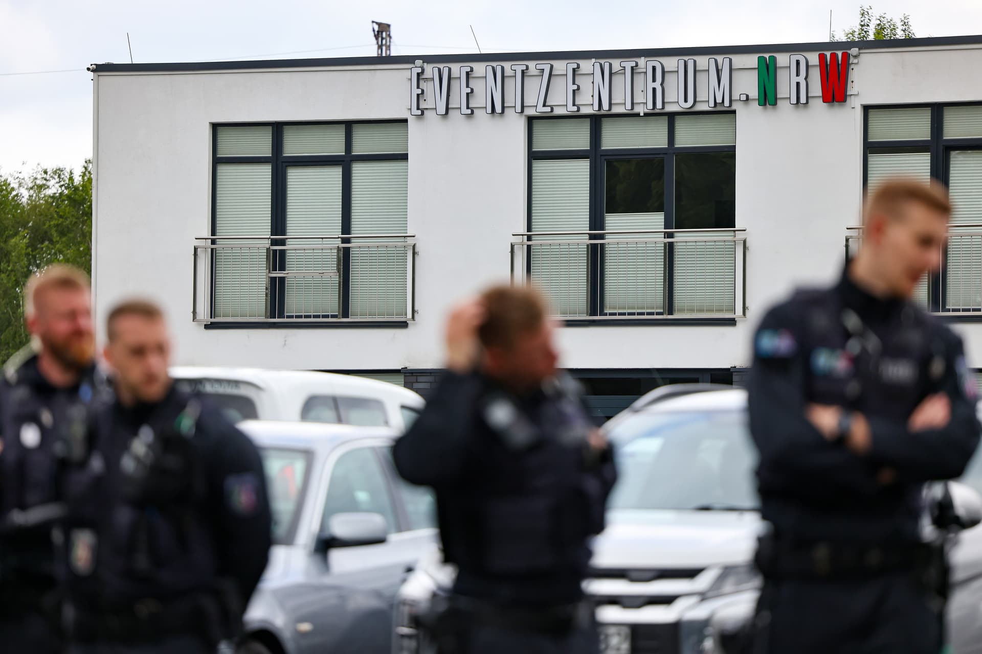 „Gewaltorgie am Halloweenabend“ in Marl: Migrantische Jugendgruppe greift Polizei und Feuerwehr mit Böllern und brennenden Einkaufswagen an