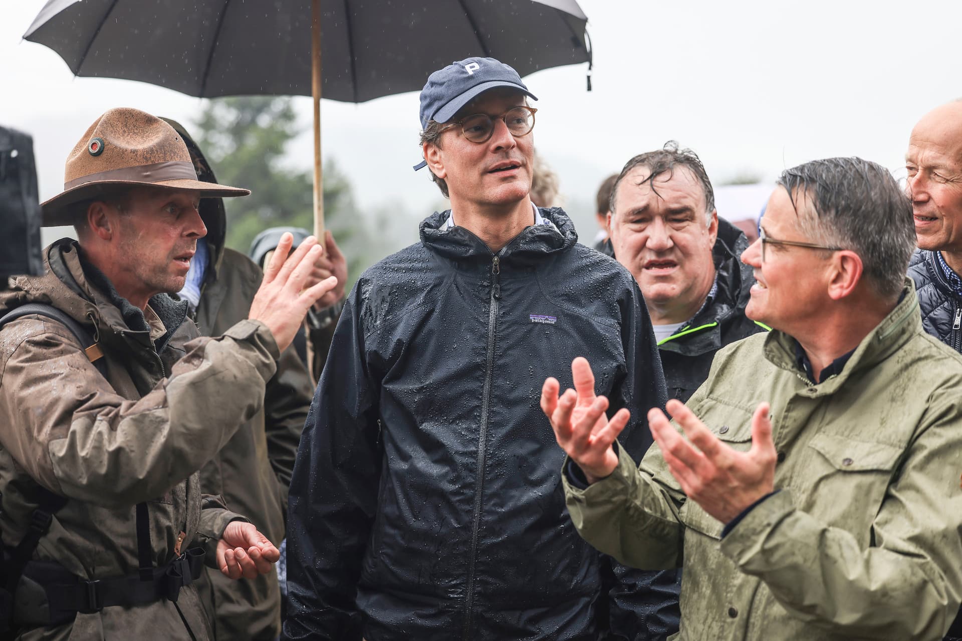 Merz lässt Wüst im Regen stehen: NIUS auf Wanderung mit CDU-Größen