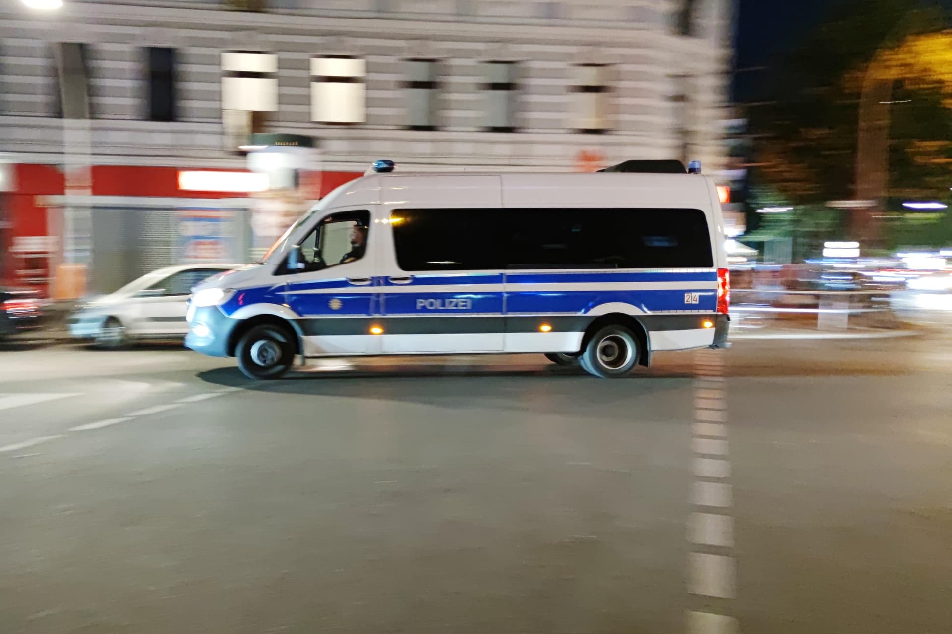 Gewaltattacke am S-Bahnhof Berlin: Mann mit ungeklärter Herkunft schlägt mit Pflasterstein auf Frau (58) ein