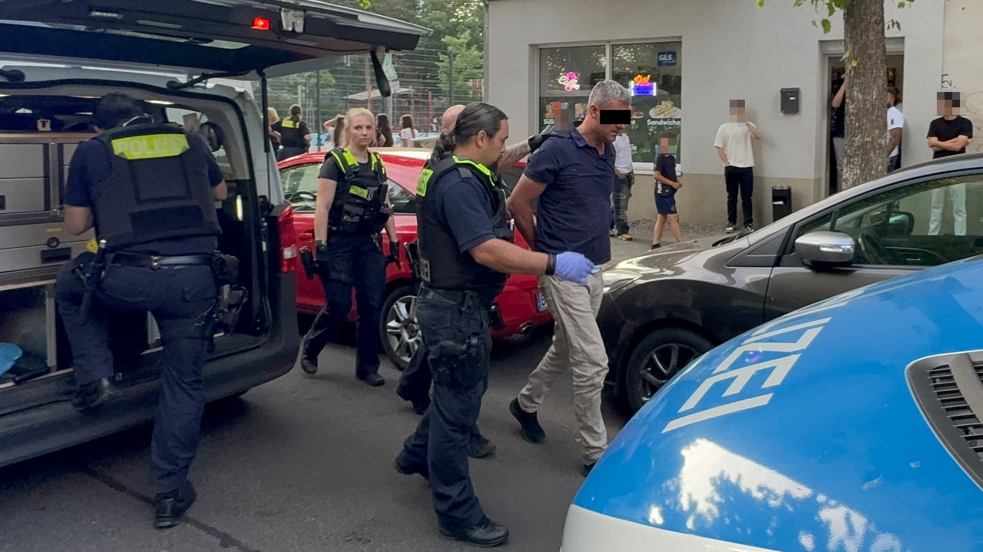 Streit auf Berliner Spielplatz eskaliert: Polizei stoppt Messermann und 100 aufgebrachte Personen