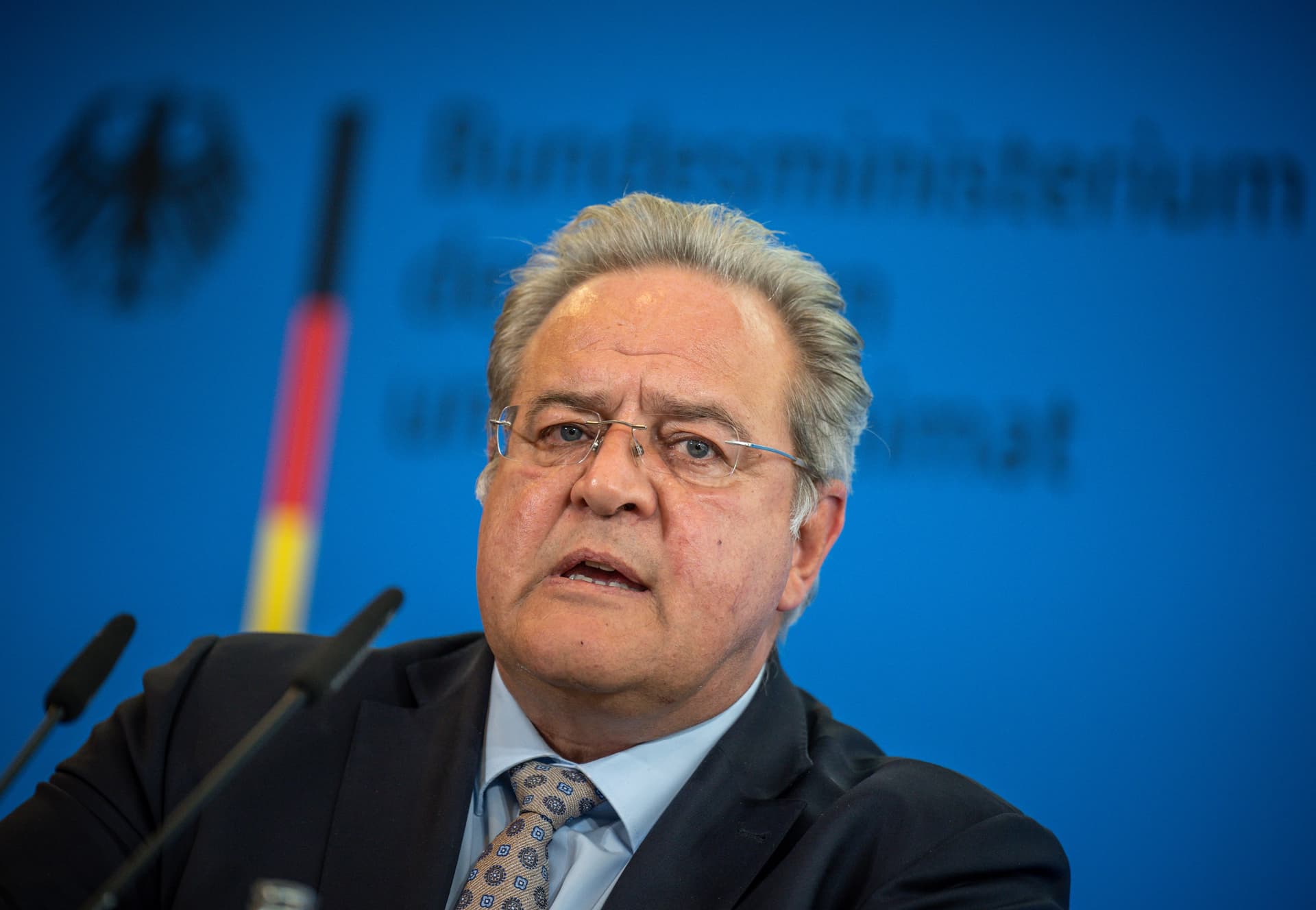 Chef der Bundespolizei spricht bittere Wahrheit aus: So oft begehen Ausländer Sexualstraftaten und Messerangriffe