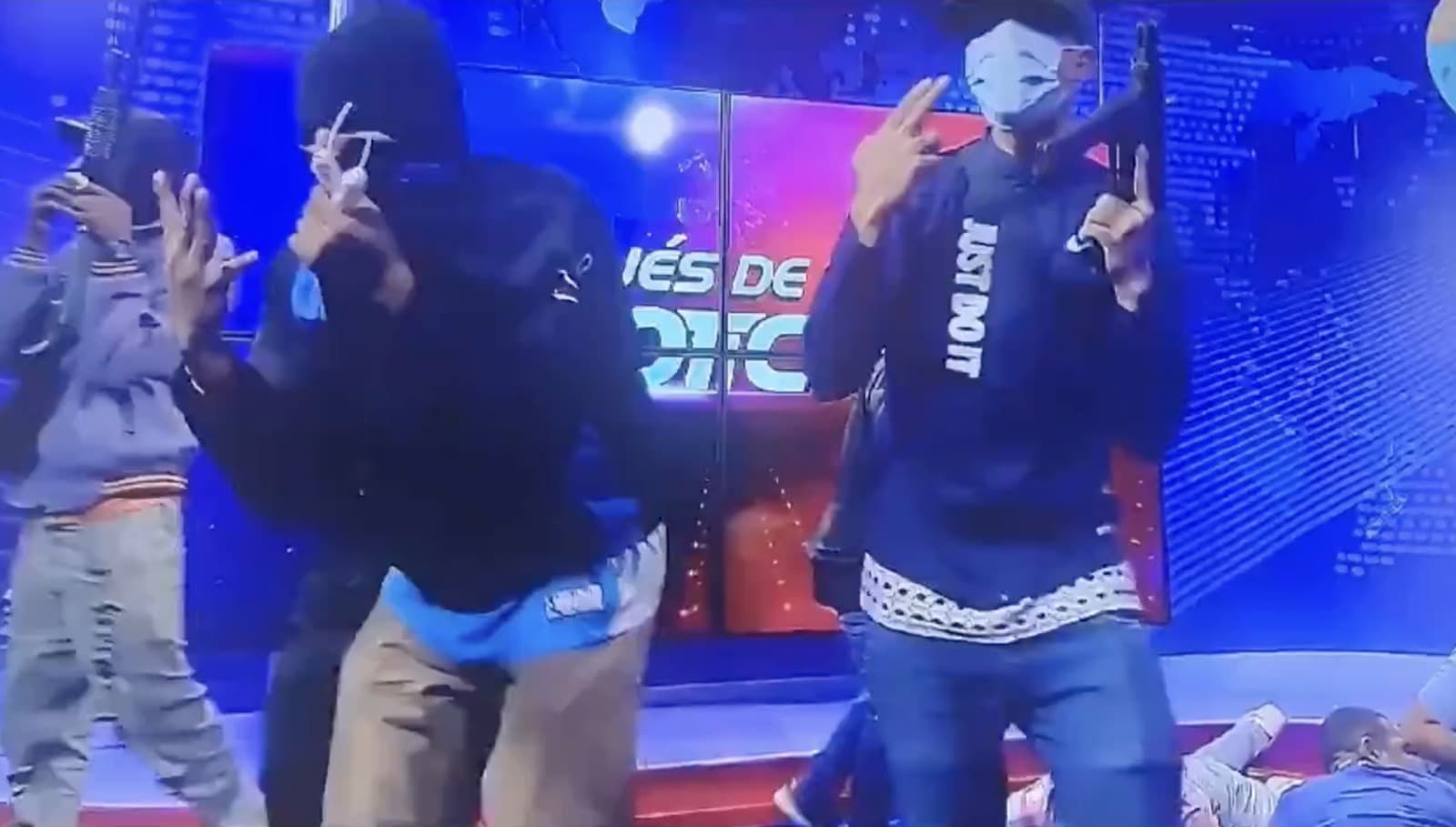 Unfassbare Szenen: Gangster mit Maschinengewehren stürmen Live-Fernsehen in Ecuador