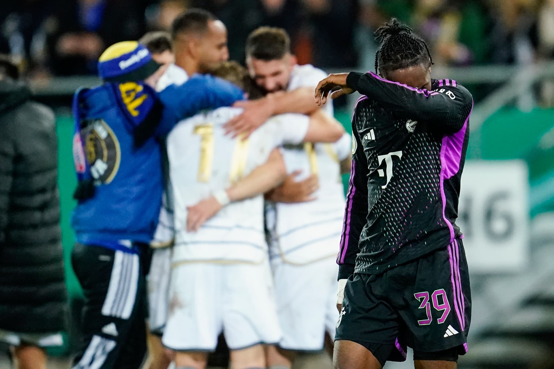 „Bittere Pille“: FC Bayern scheitert spektakulär am Drittligisten 1. FC Saarbrücken