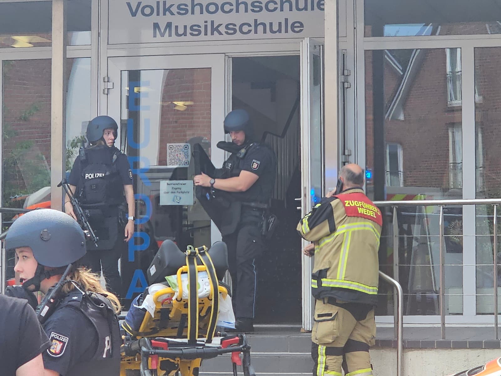 Lehrer in den Hals gestochen! Polizei nimmt zwei syrische Brüder fest