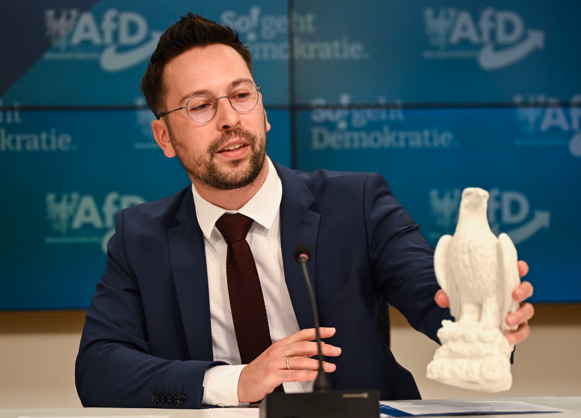 Weil ein Deko-Adler auf seinem Schreibtisch steht: Verfassungsschutz wirft AfD-Politiker „ikonografische NS-Ästhetik“ vor