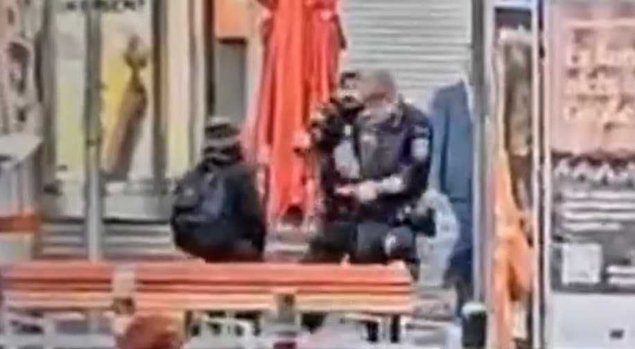 Hinterlistiger Angriff in Wien: Jordanier will Polizisten in den Hals stechen