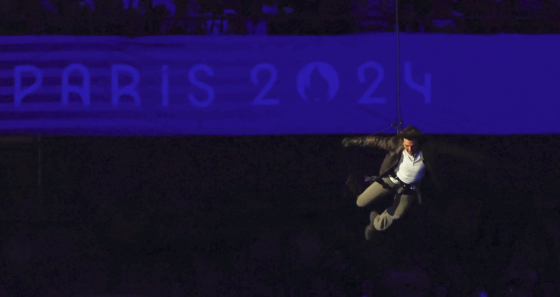 Von wegen „Mission Impossible“: Tom Cruise springt bei Olympia-Abschlussfeier von Stadiondach!
