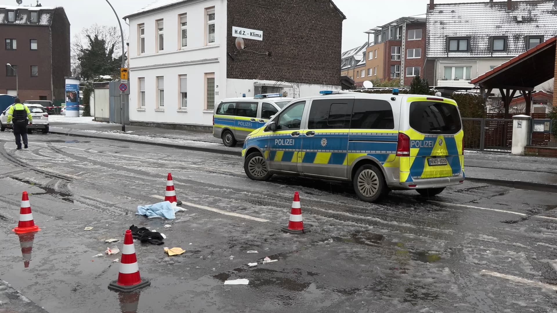 Schussabgabe in Duisburg: Mann verletzt Polizeibeamten mit Messer