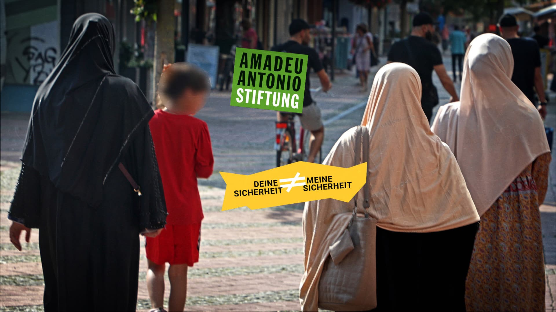 Kampagne der Amadeu Antonio Stiftung: Migranten können weder fremdsprachige Bücher lesen, noch in ihrer Muttersprache telefonieren