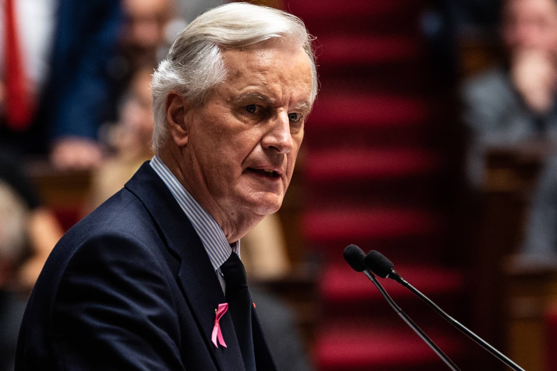 Linke scheitern mit Misstrauensvotum: Frankreichs neue Mitte-Rechts-Regierung bleibt im Amt