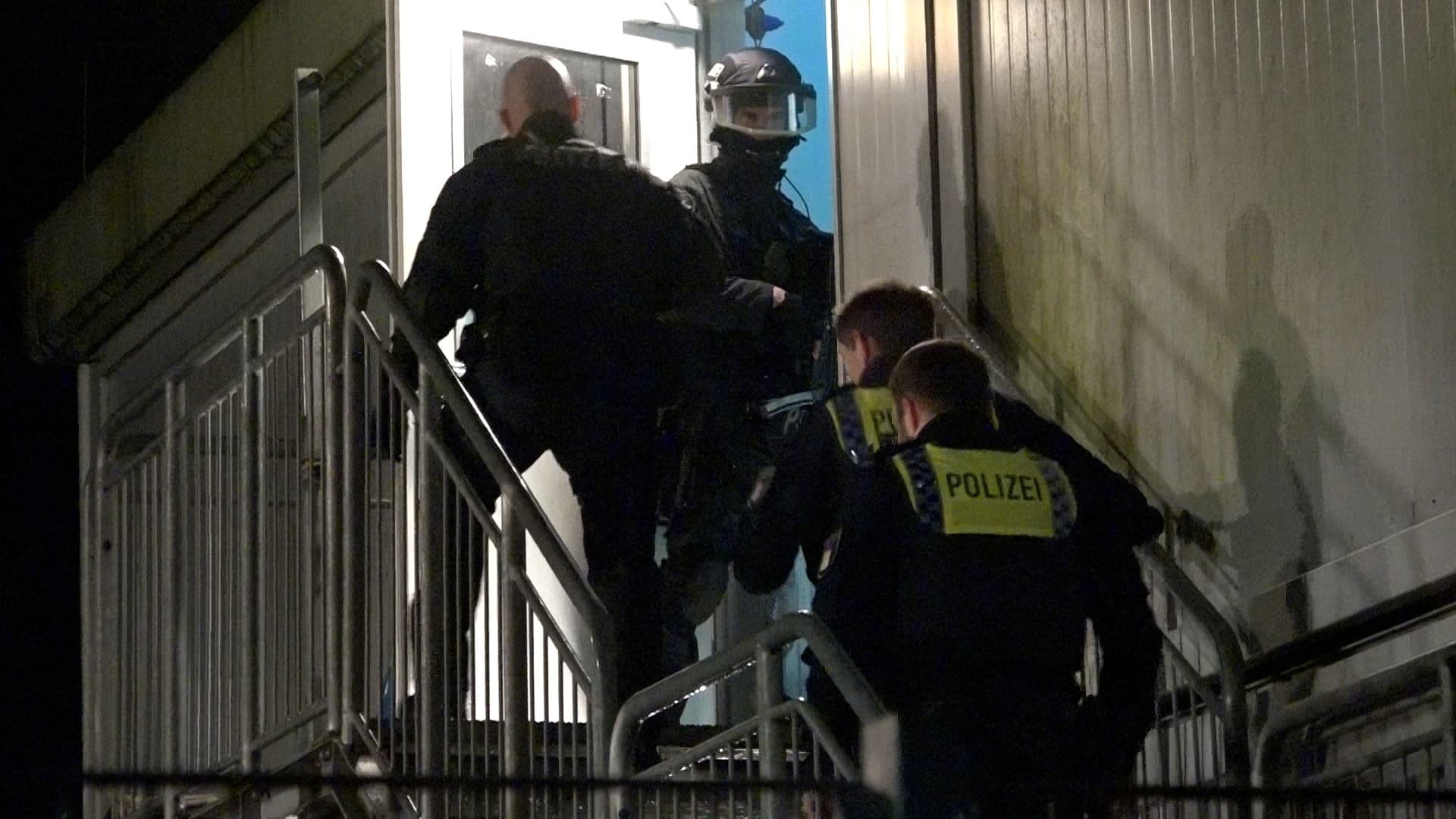 Weil ein Junge ein Mädchen liebt: Fünf Schwerverletzte bei Familien-Fehde im Flüchtlingsheim