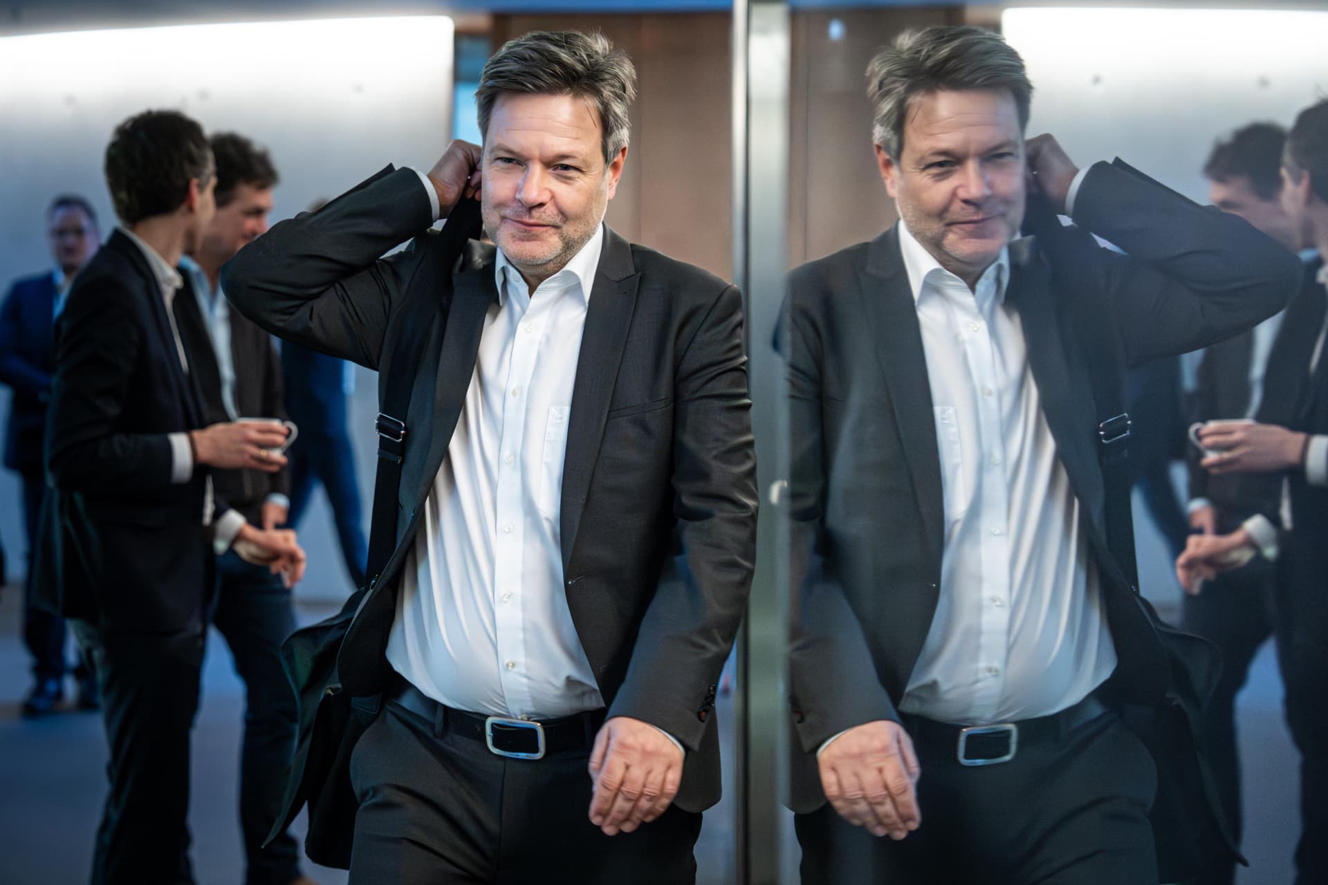Mehr Geld investieren und „Ärmel hochkrempeln“: Robert Habeck gibt Tipps an deutsche Unternehmer ...