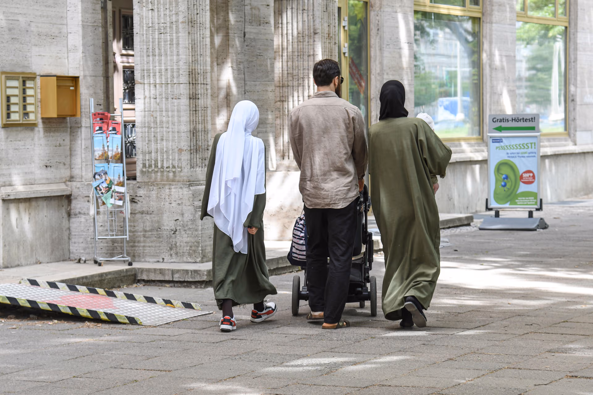 Weniger Asylanträge, doch der Marsch Richtung Abgrund geht weiter: Auch 2025 wanderte eine ganze Großstadt ein