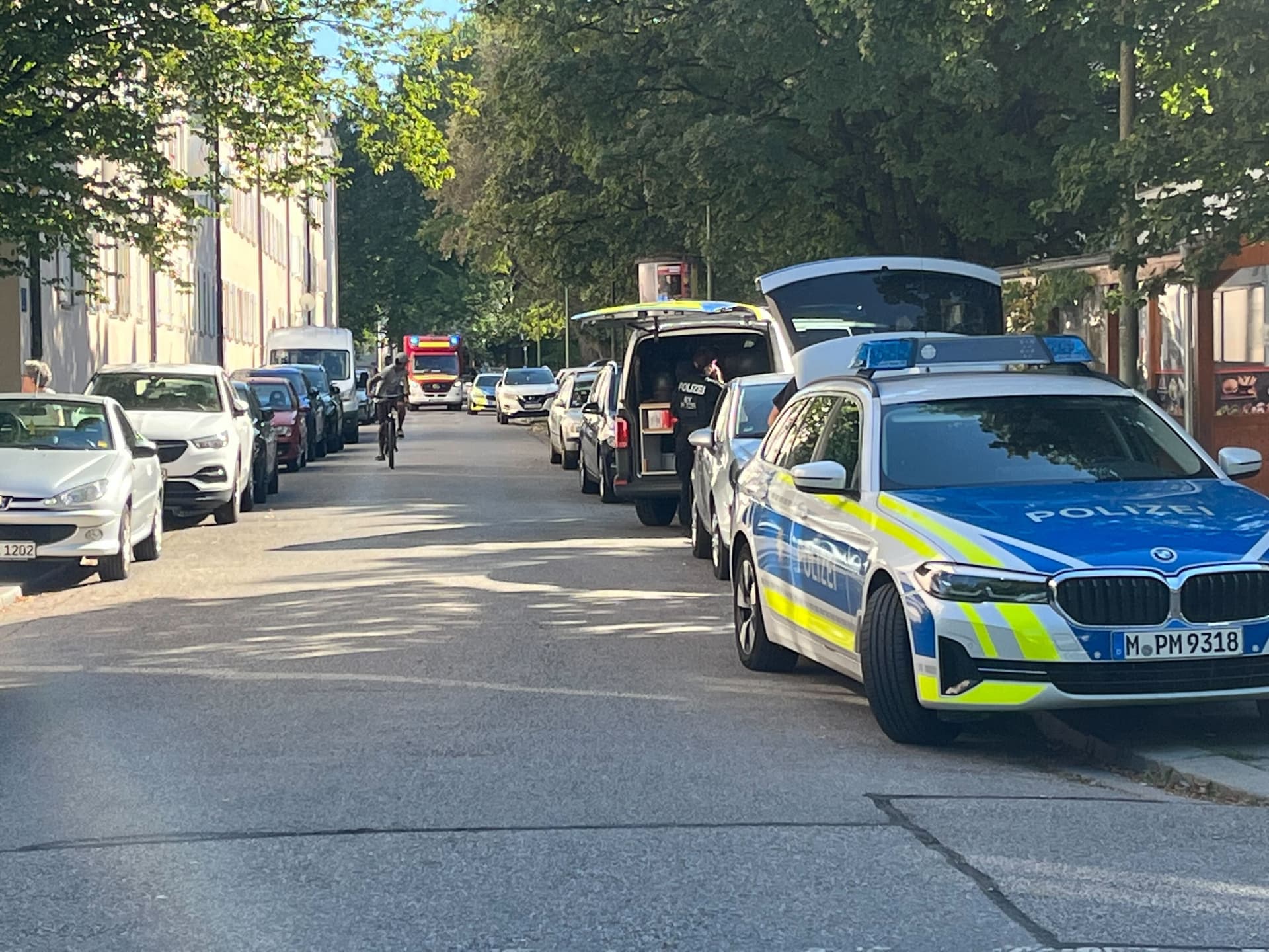 München: Schwerbewaffnete Polizisten sperren Wohnblock – Verdächtiger festgenommen