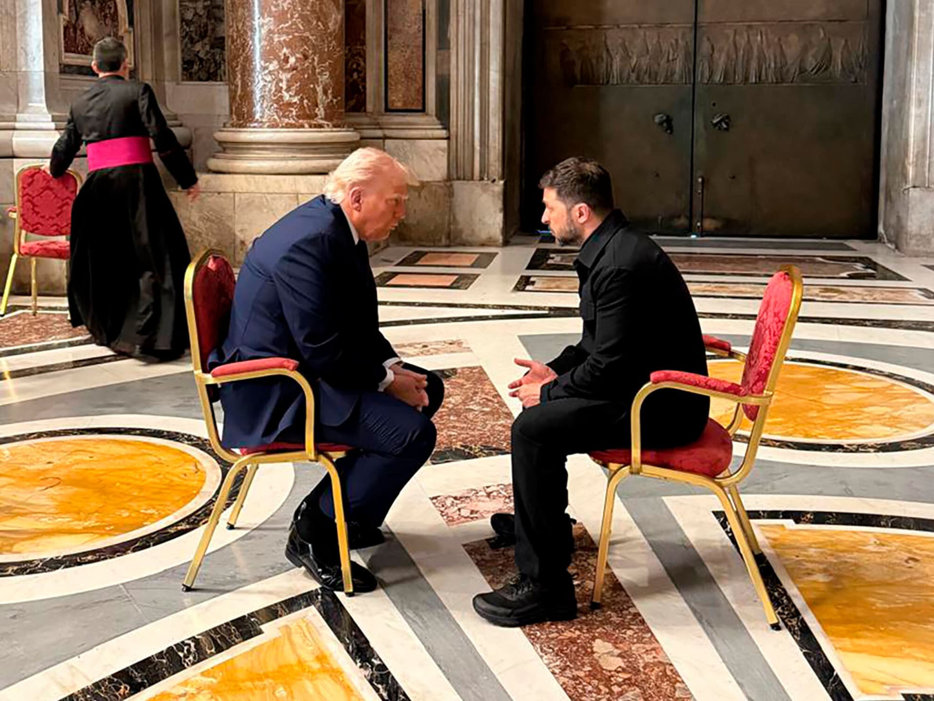 Während Trauerfeier für Papst Franziskus: Trump und Selenskyj führen Friedensgespräche im Petersdom