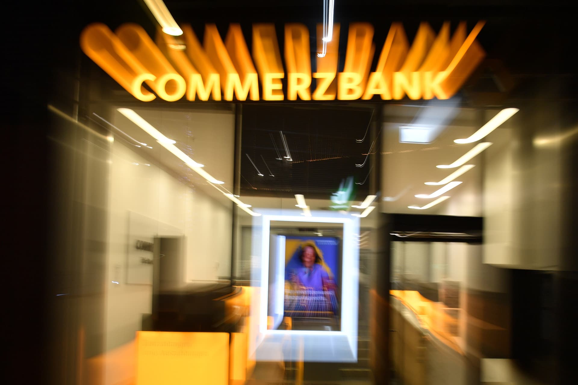 Nach Einstieg von UniCredit: Commerzbank streicht fast 4.000 Stellen