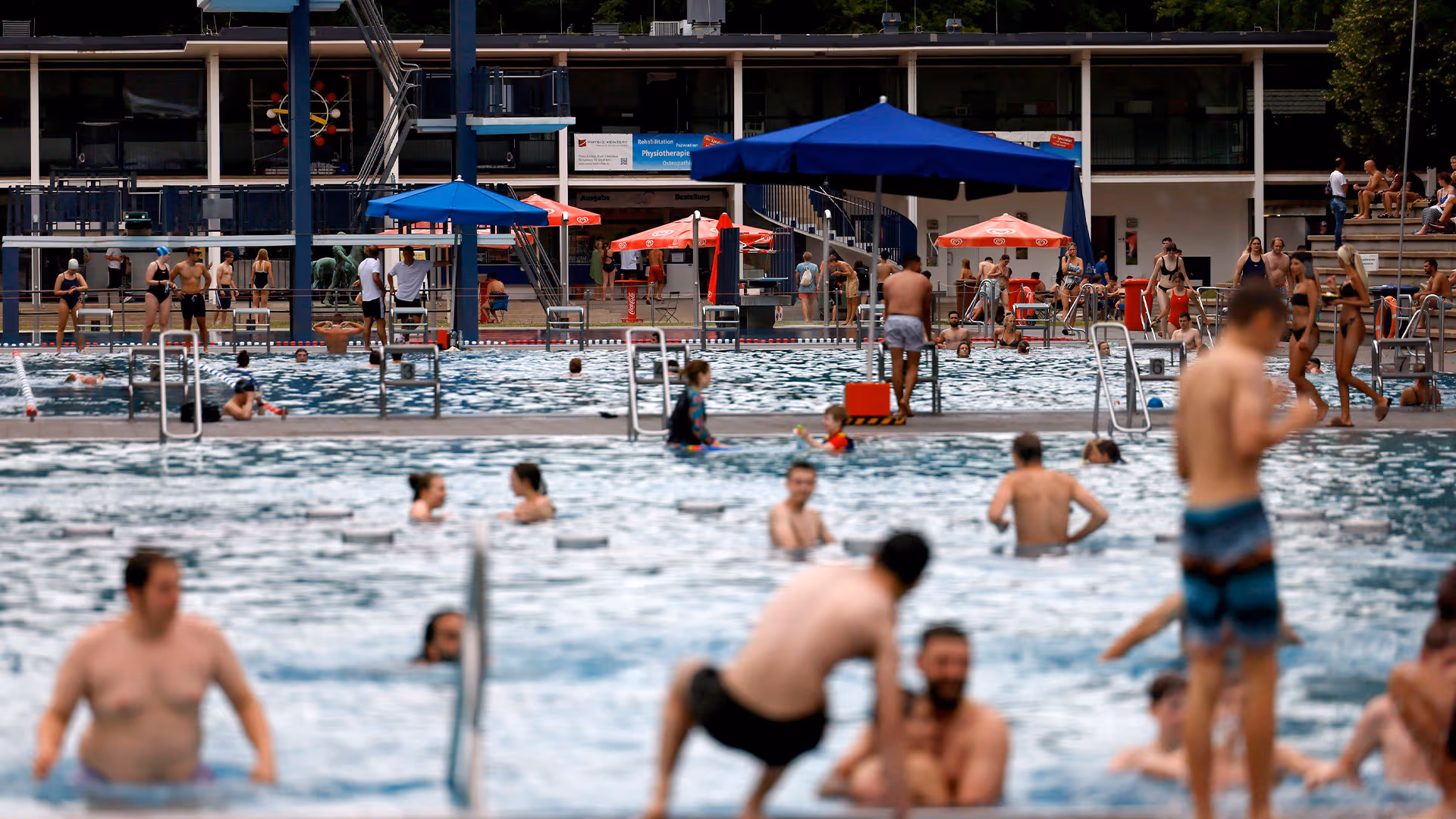 Syrer missbrauchen neun Mädchen (11 bis 17) im Freibad – und eine Woche lang wird geschwiegen ...