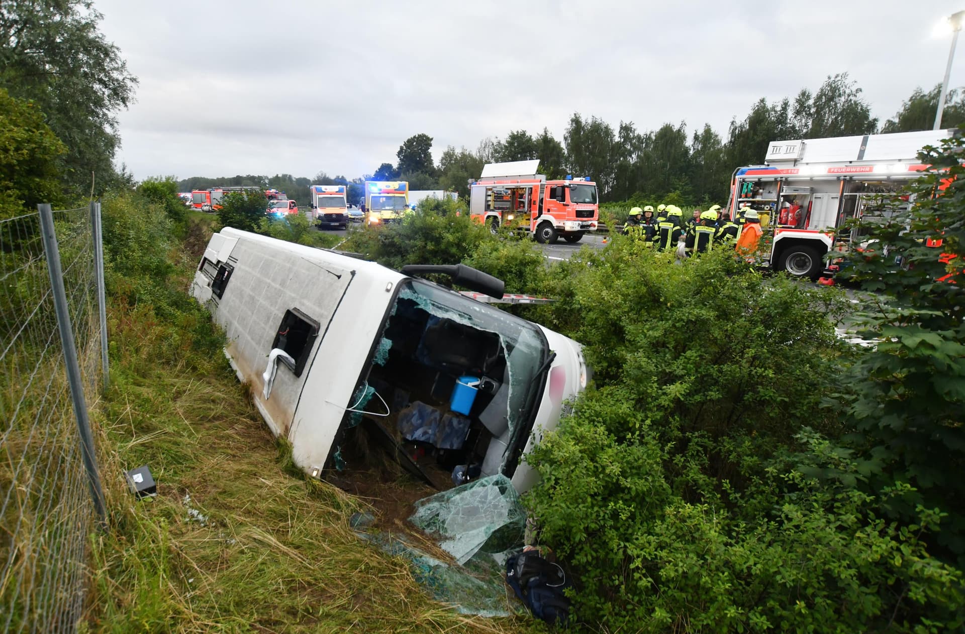 Reisebus verunglückt auf A2 bei Hannover – viele Menschen verletzt