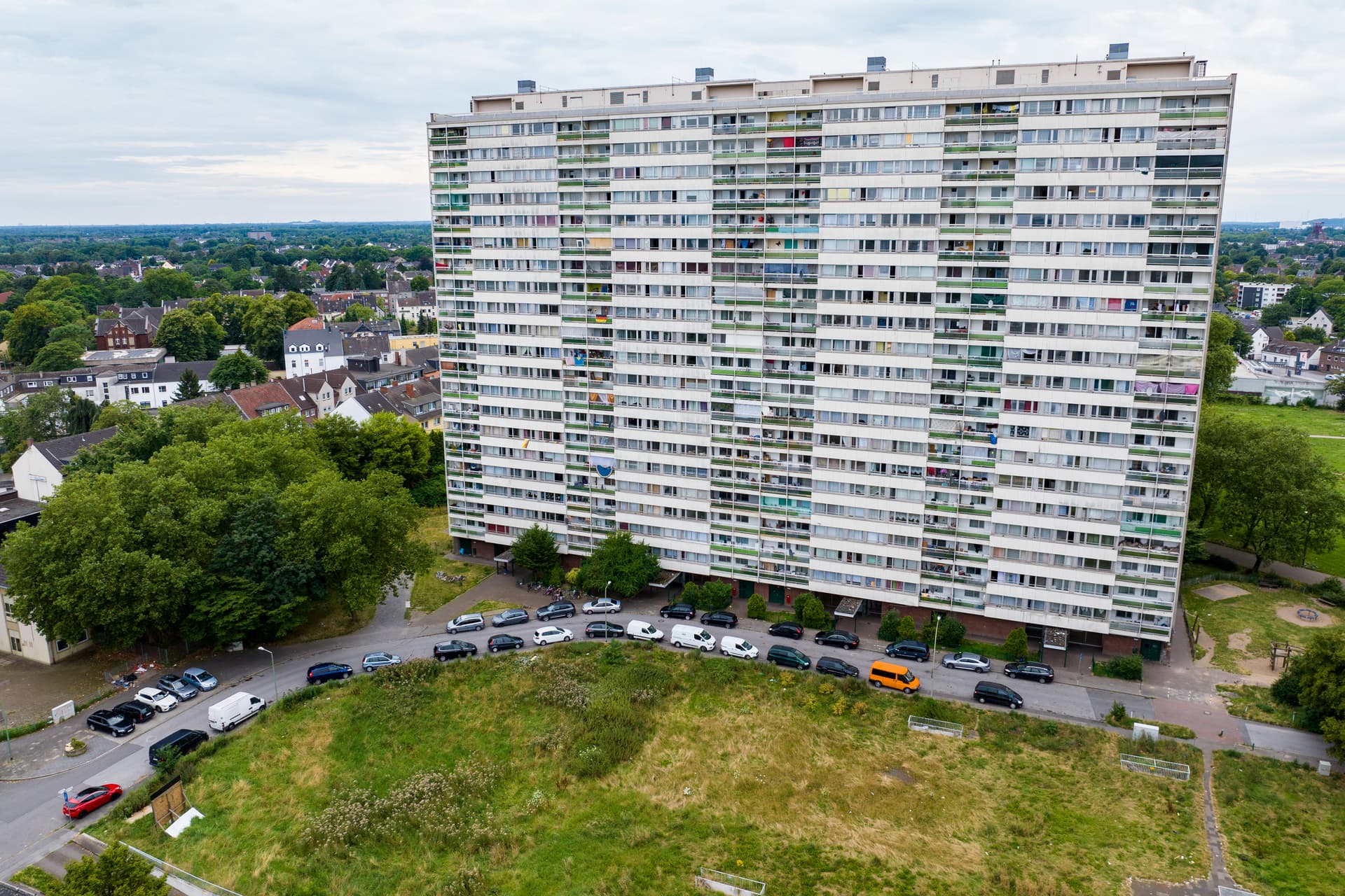 „Bedrohliche Situationen“: DHL-Boten stoppen Belieferung von Problem-Hochhaus in Duisburg