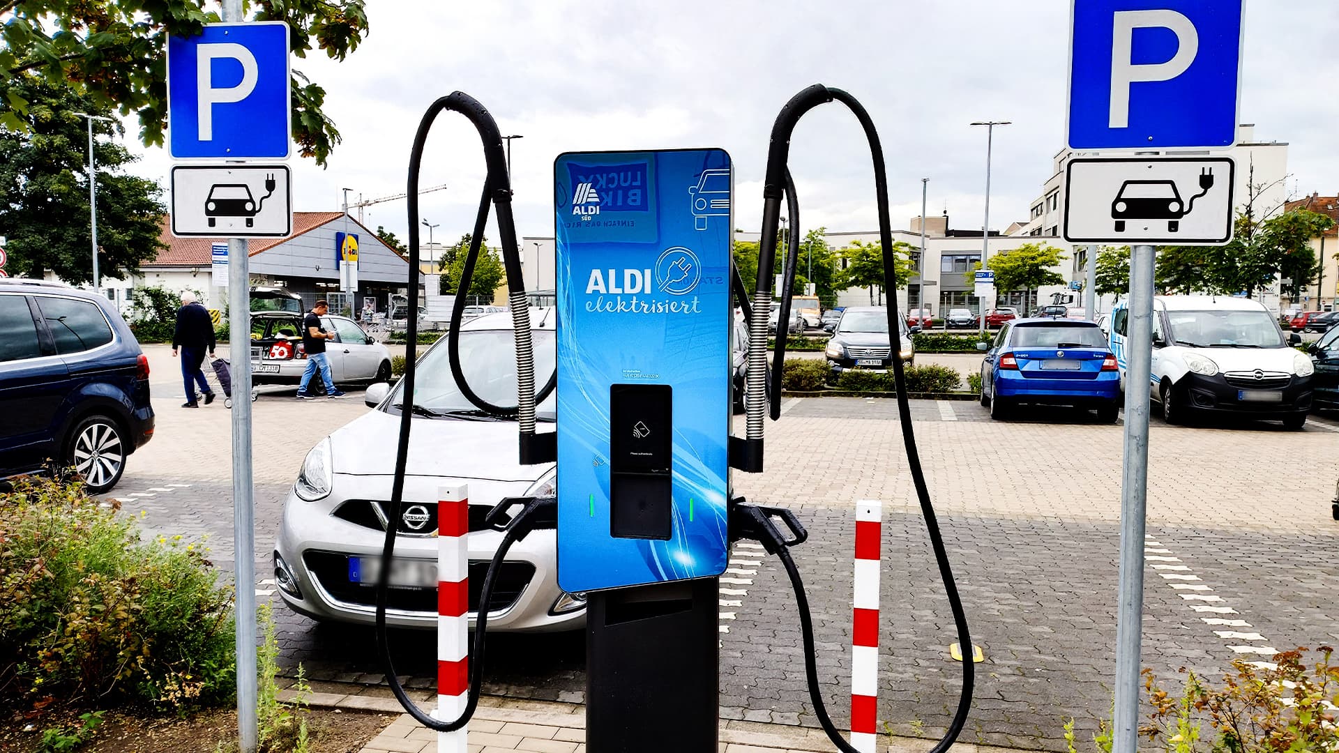 Supermärkte randalieren gegen Ladesäulen-Pflicht: „Staatlich initiiertes Programm zum Aufbau von Elektroschrott“