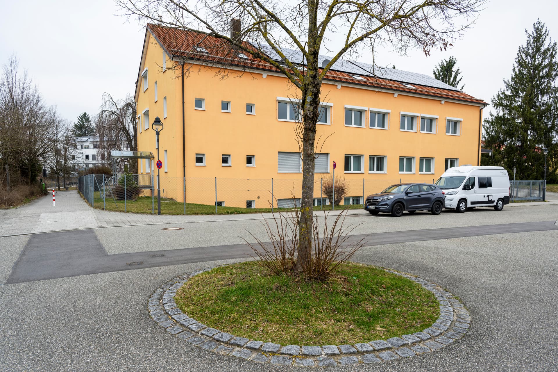 Langfristiger Vertrag ohne Ausstiegsklausel: Bayern zahlt 12.000 Euro Monatsmiete für leerstehende Asylunterkunft – bis 2030!