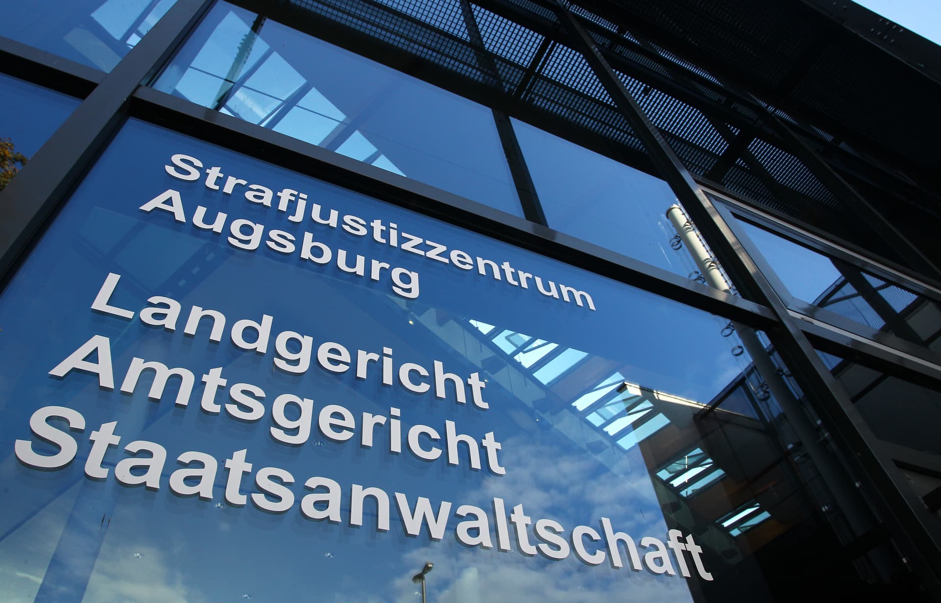 Erste Staatsanwaltschaft stellt Ermittlungen wegen „Ausländer raus“-Gesängen ein