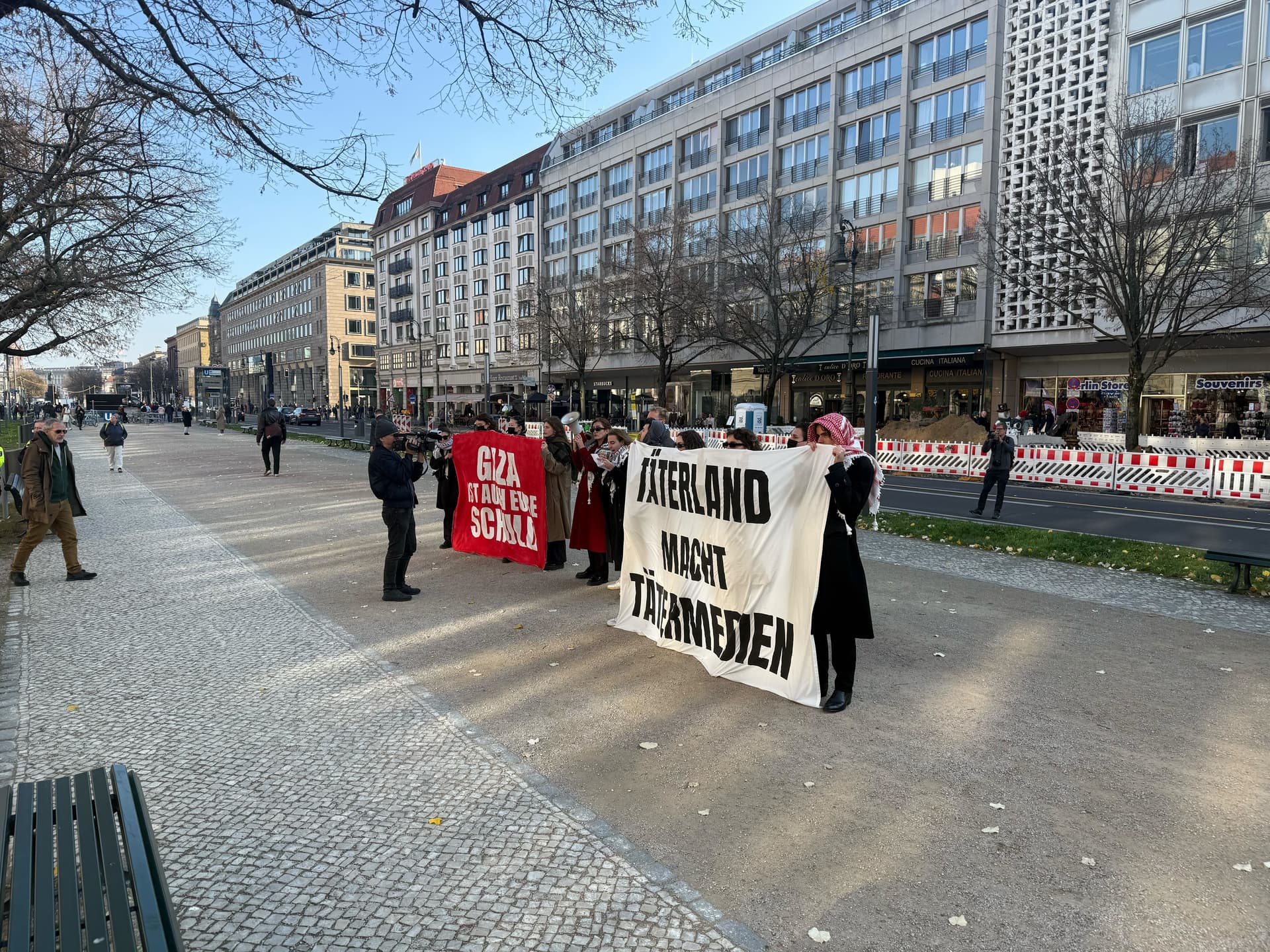 „Blut an euren Händen”: Anti-Israel-Aktivisten besetzen ZDF-Hauptstadtstudio