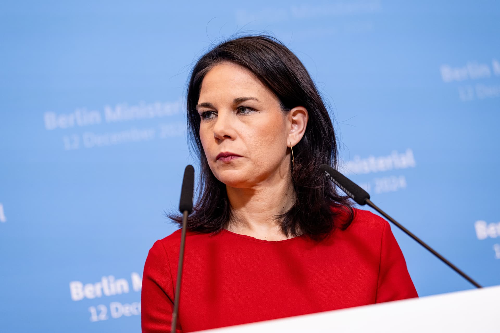 „Beim Trampolinspringen zu oft an die Zimmerdecke geknallt“: Rentner muss 800 Euro Strafe für Baerbock-Kommentar zahlen!
