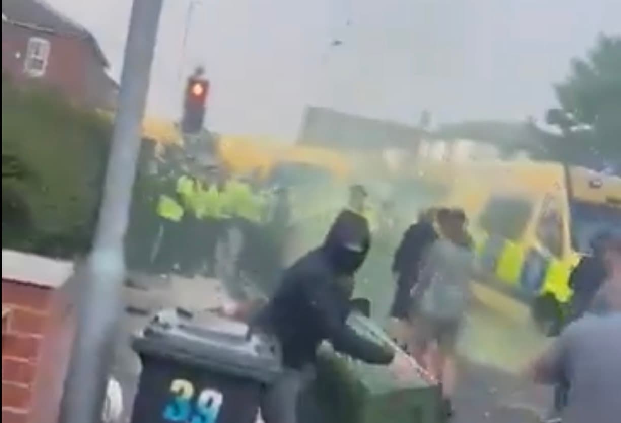 39 Polizisten bei Krawallen nach Bluttat in England verletzt