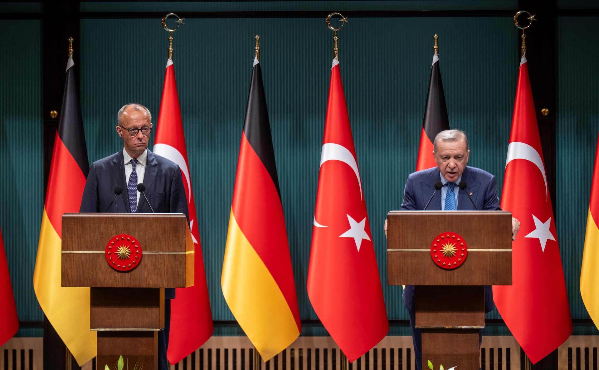 Erdoğan wirft Israel „Völkermord“ und Europa „Islamfeindlichkeit“ vor – Kanzler Merz schweigt