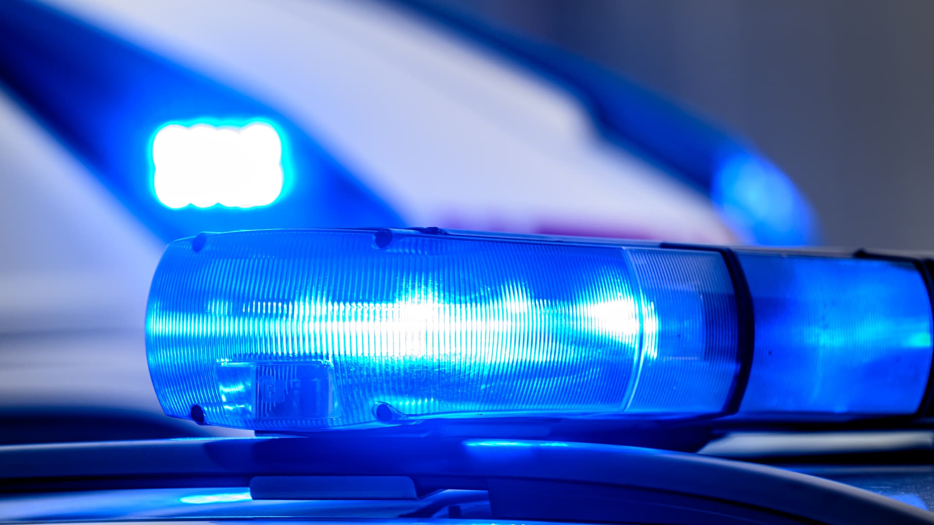 Mann versucht Frau auf Feldweg zu vergewaltigen – die vertreibt den Täter